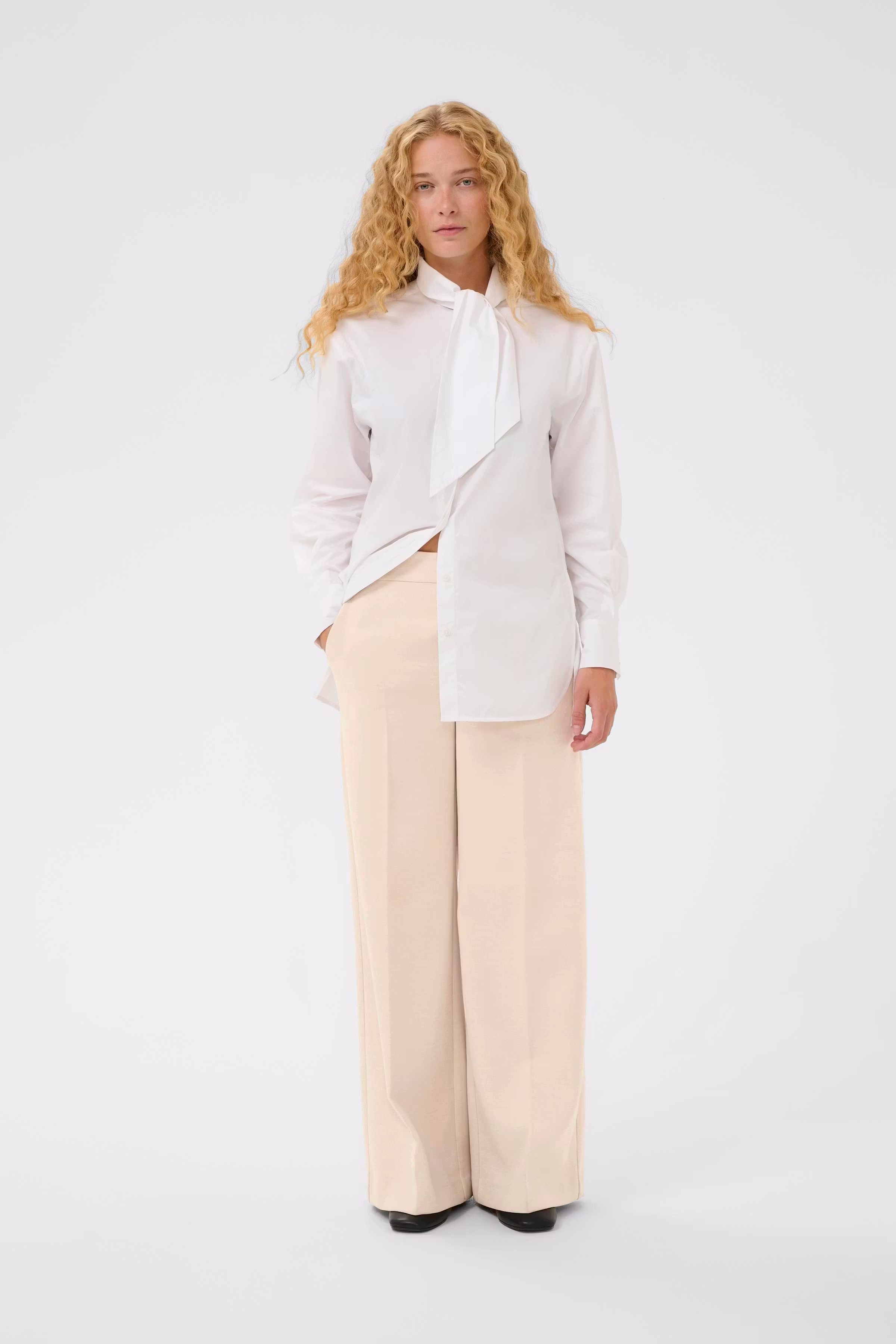 HOLLYNIW Trousers LOOKBOOK FRONT 30112214-300597