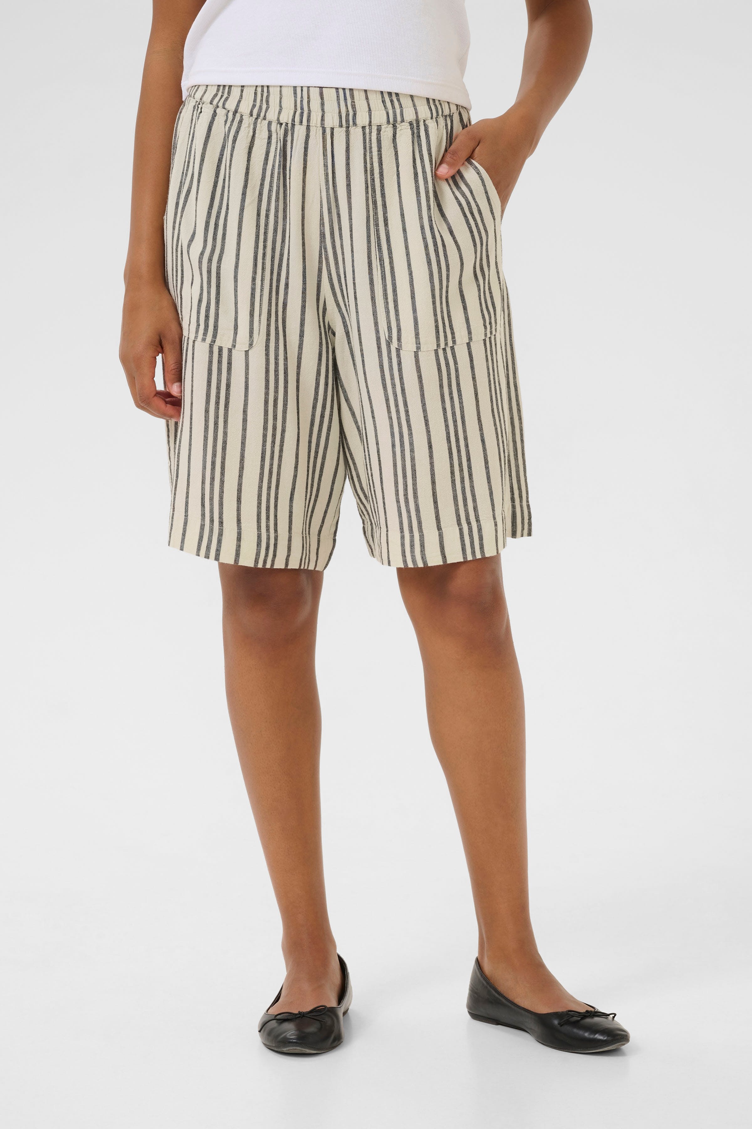 KAmilia Linen Shorts LOOKBOOK FRONT 10509668-107124