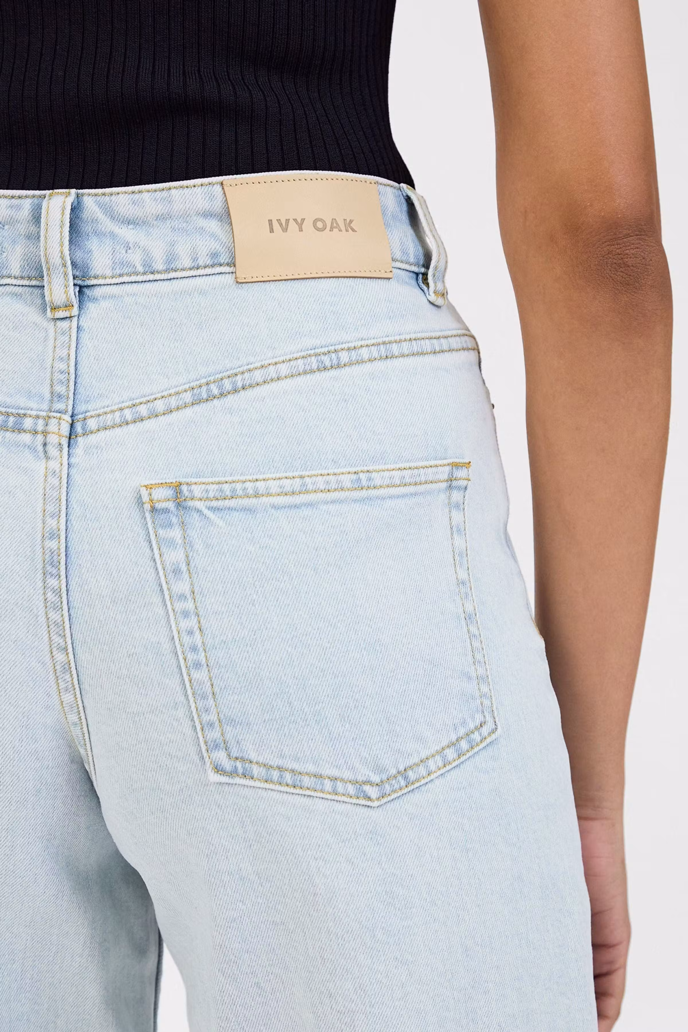 IOPETRA JEANS LOOKBOOK BACK 30600612-BL806