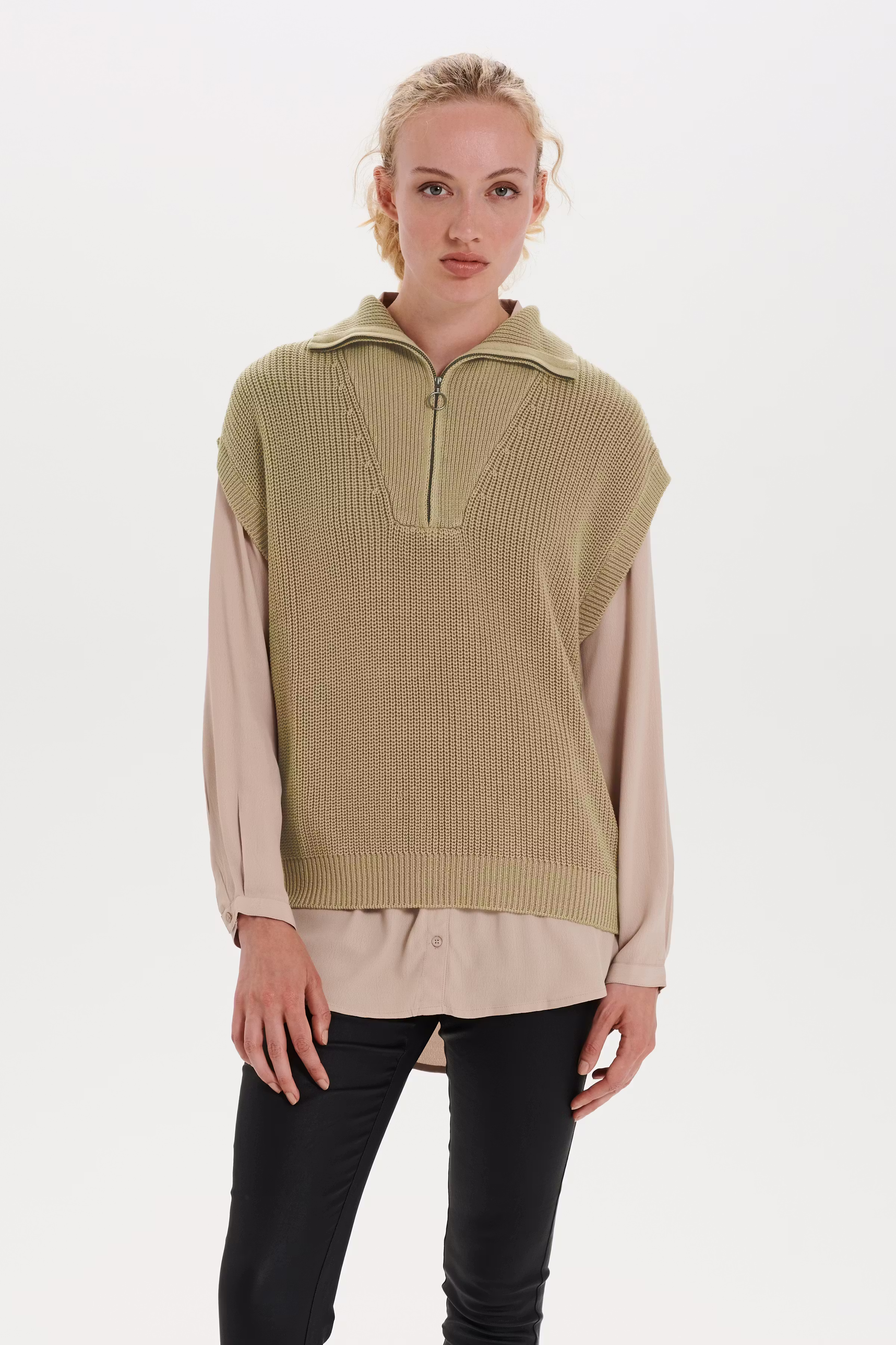 IdunSZ Vest

 LOOKBOOK FRONT 30511858-151306