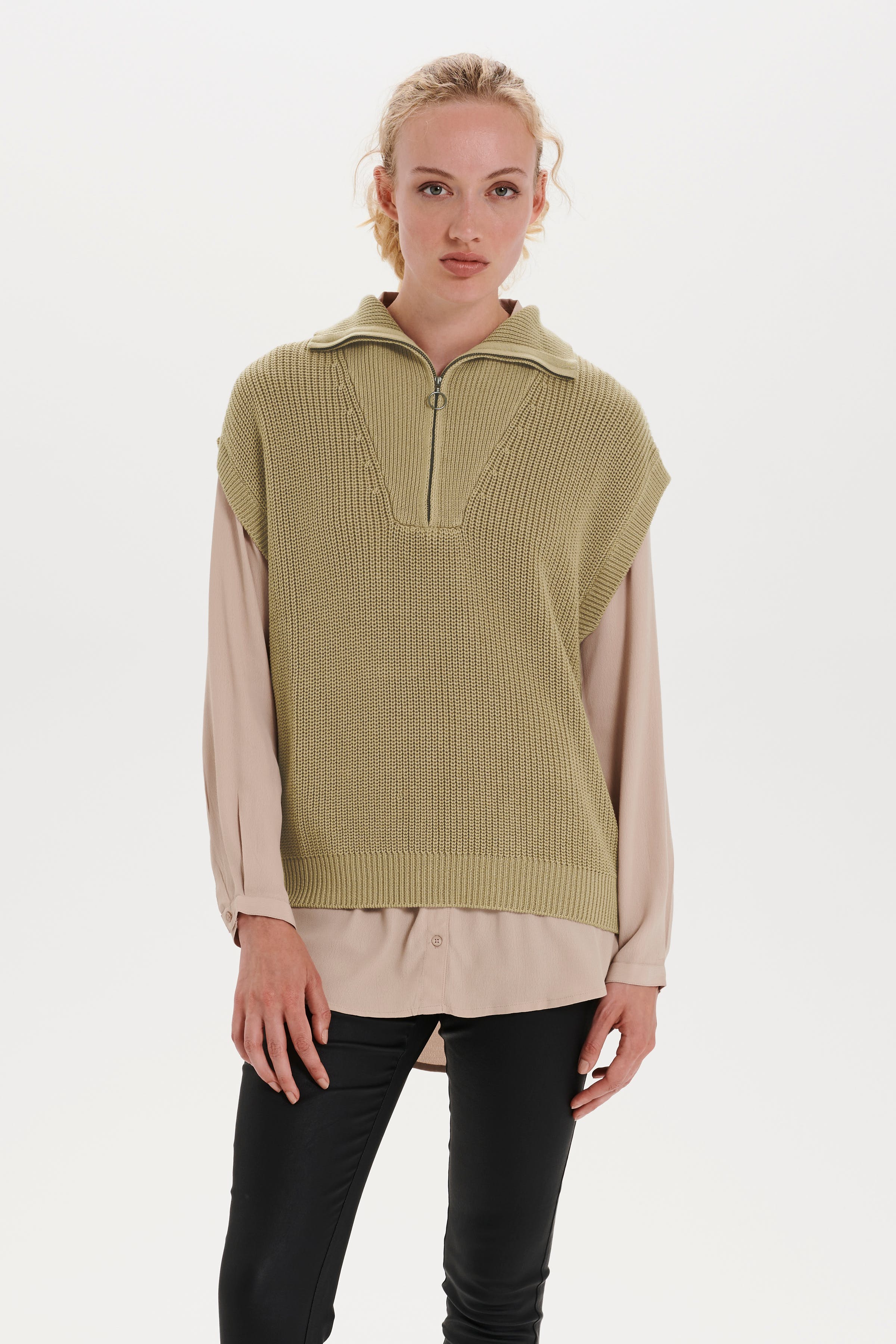 IdunSZ Vest

 LOOKBOOK FRONT 30511858-151306