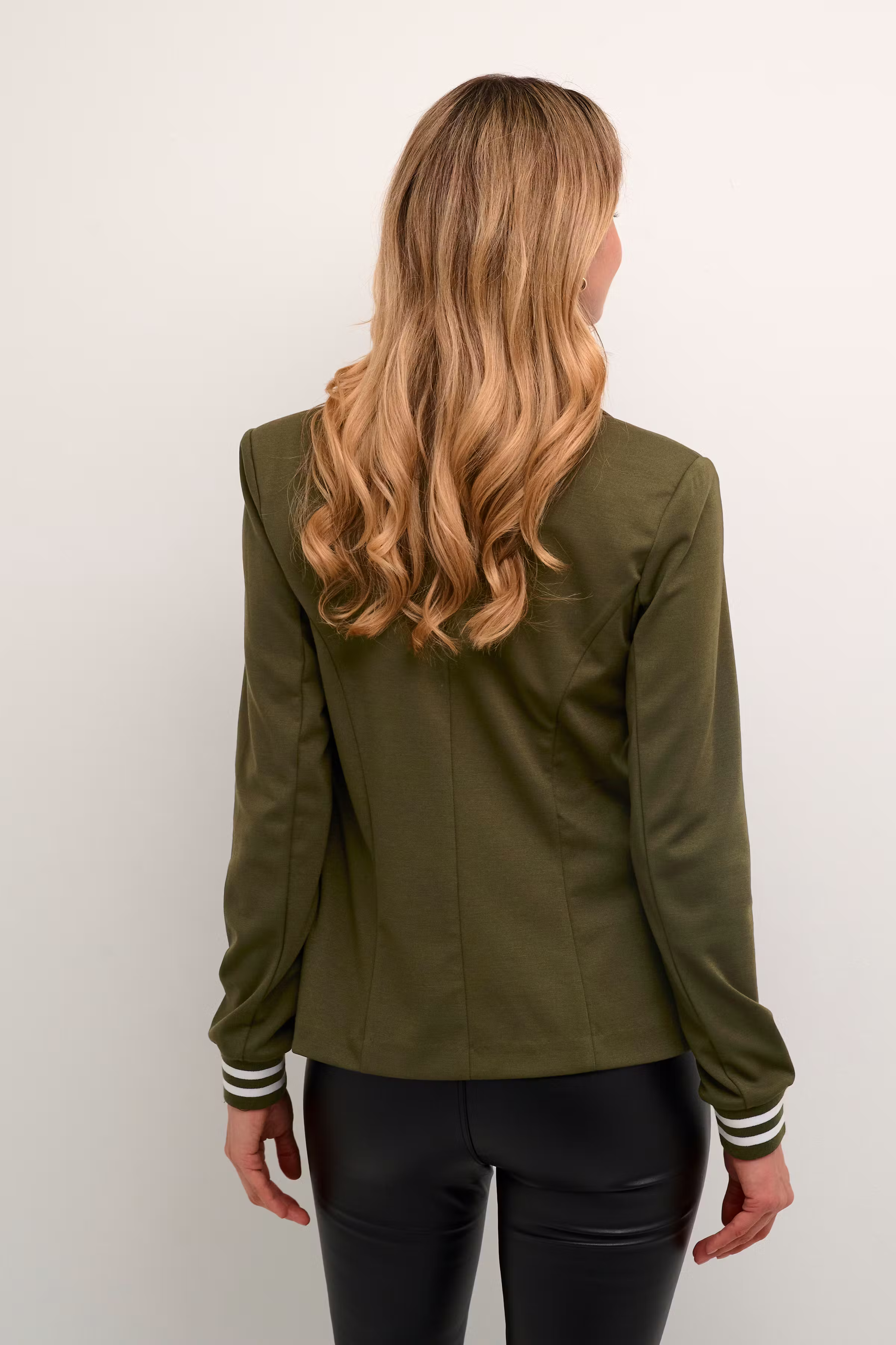 KAKinnie Blazer LOOKBOOK FRONT 10550800-105071