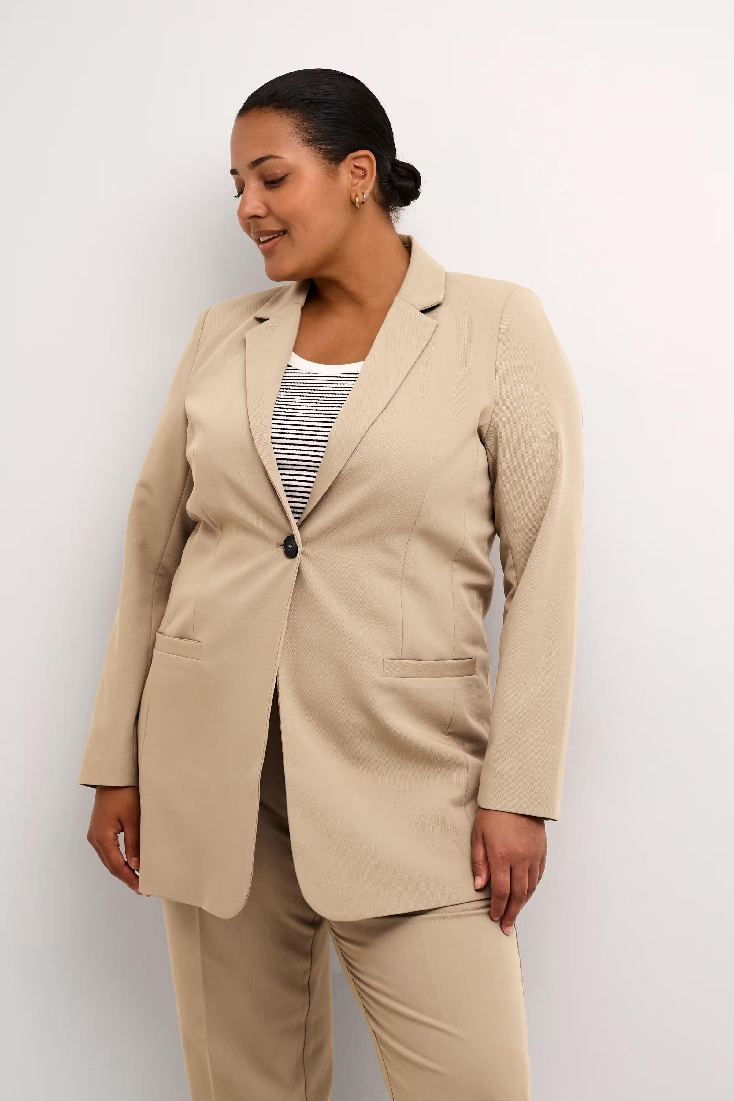 KCsakira Blazer LOCATION NONE 10582132-171109