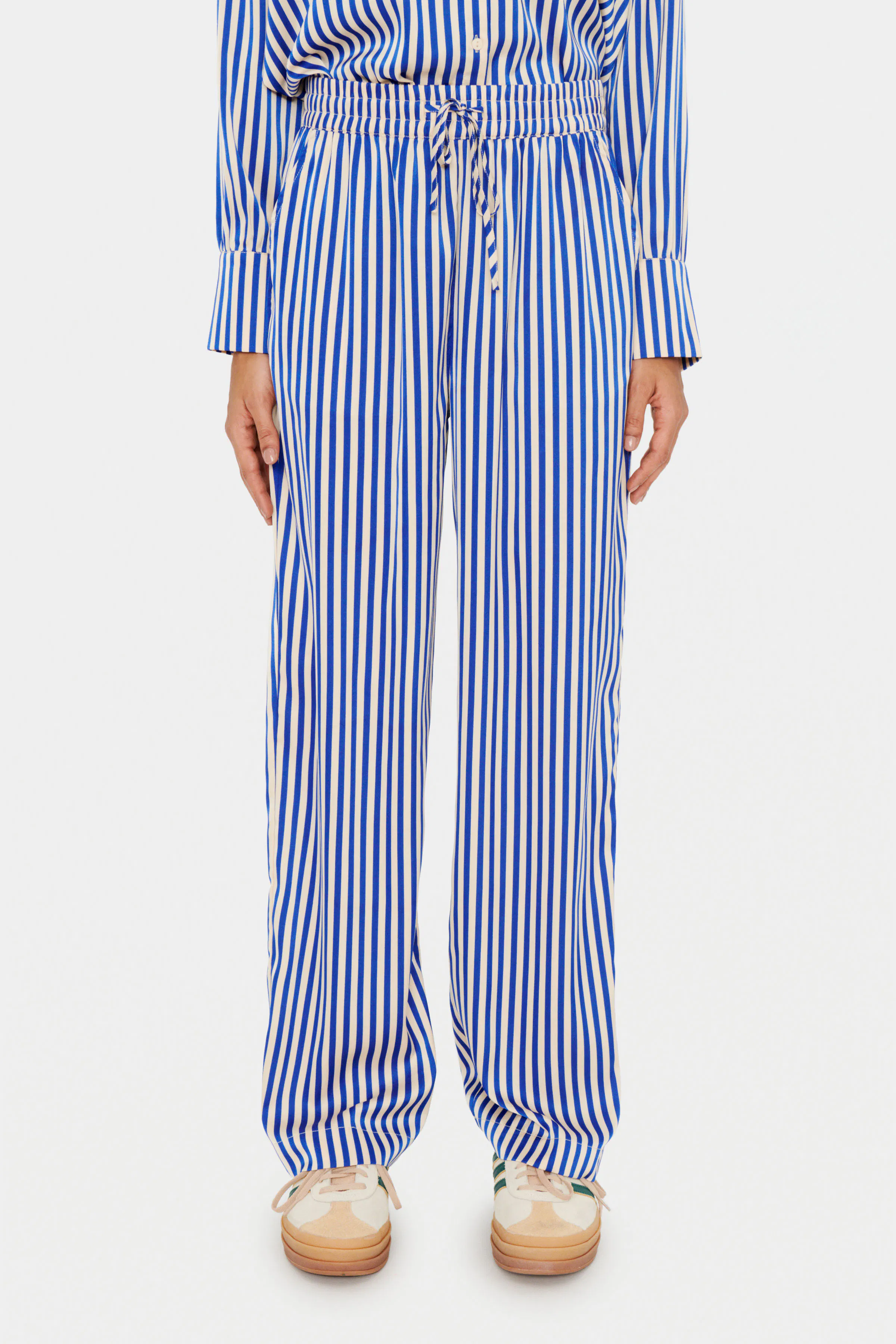 CassiaSZ Hose LOOKBOOK FRONT 30510996-193952