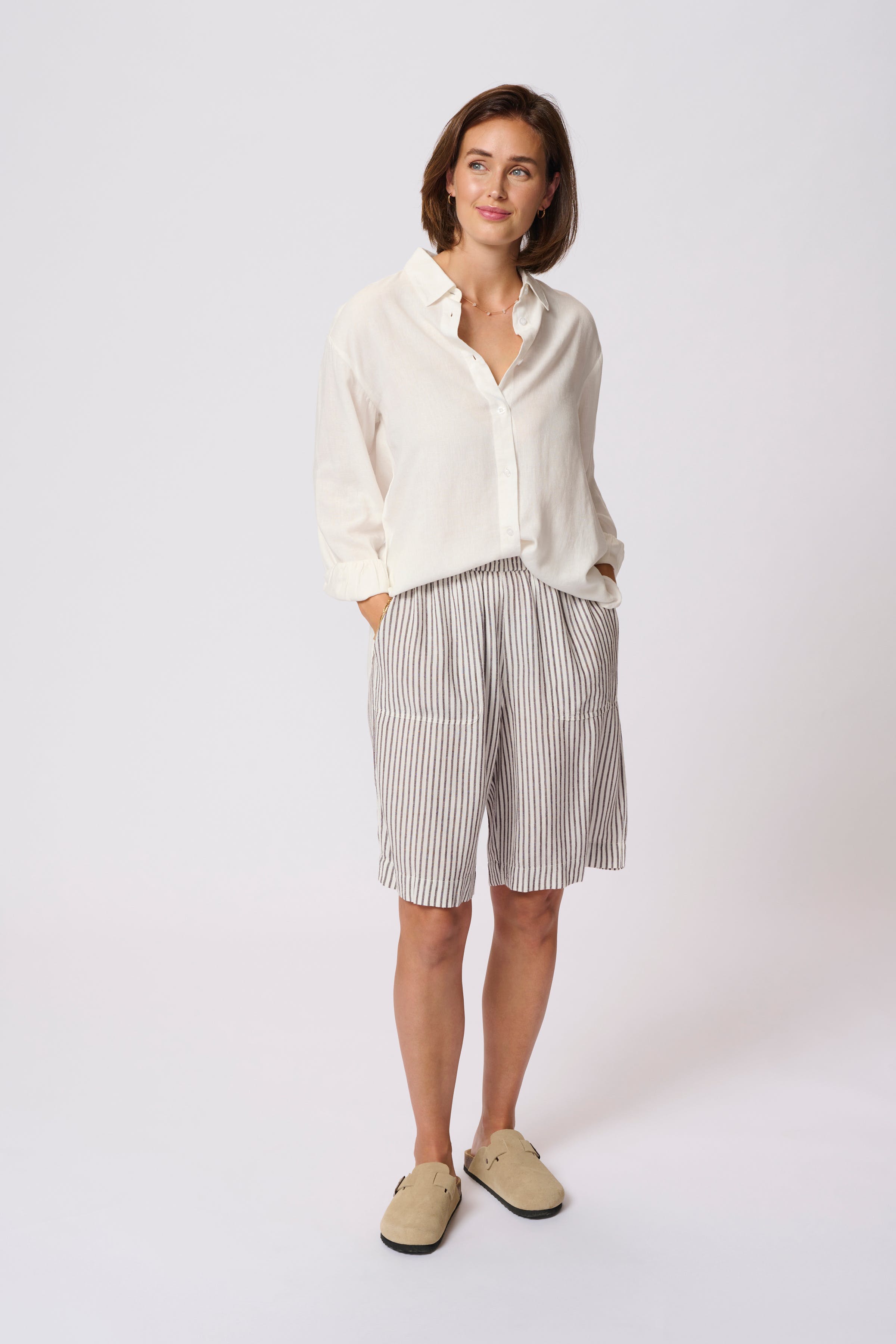 KAmilia Linen Shorts LOOKBOOK FRONT 10509668-107749