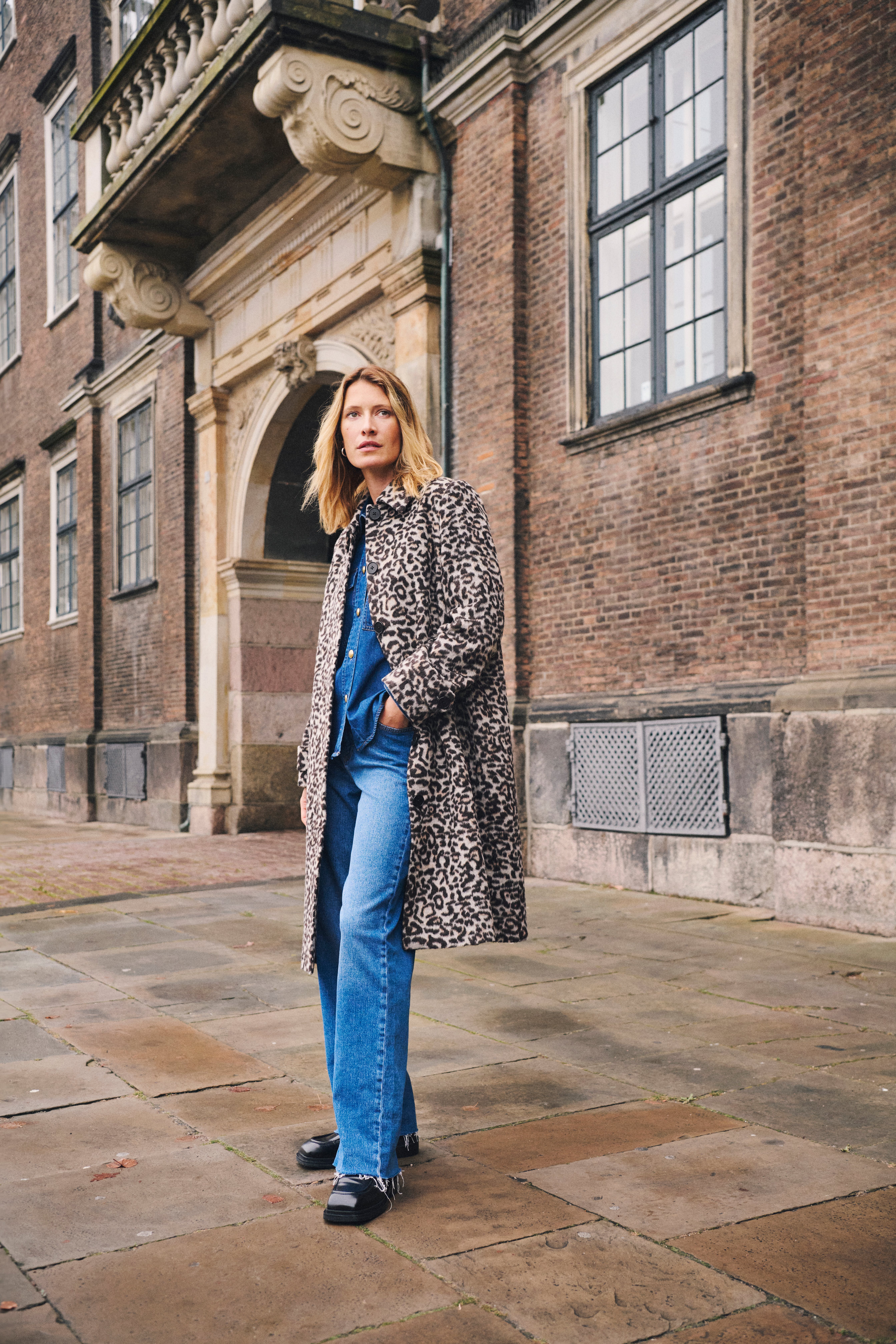 SuzyPW Mantel LOCATION NONE 30309747-303859