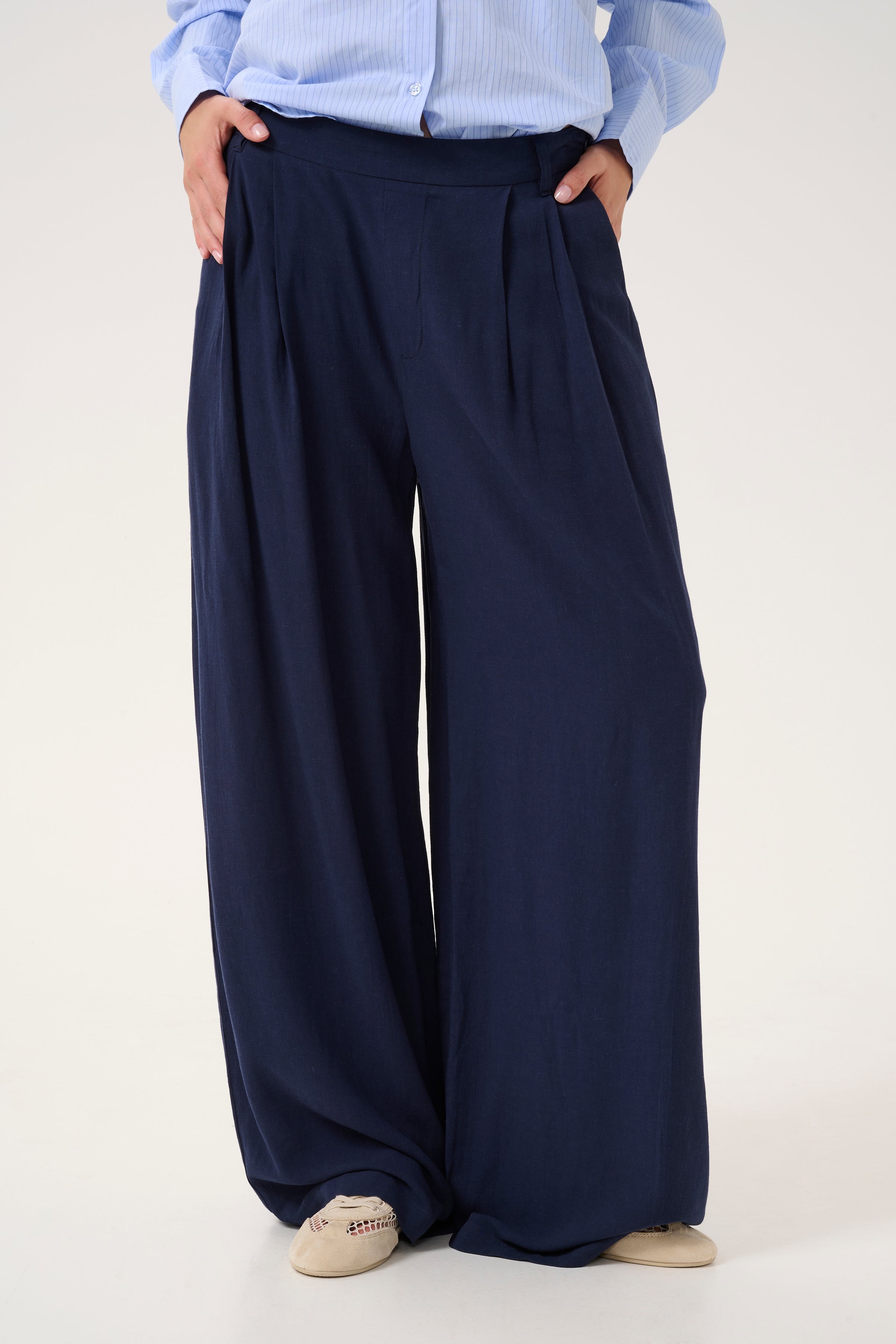 TiraMW Trousers LOOKBOOK FRONT 10705025-103565