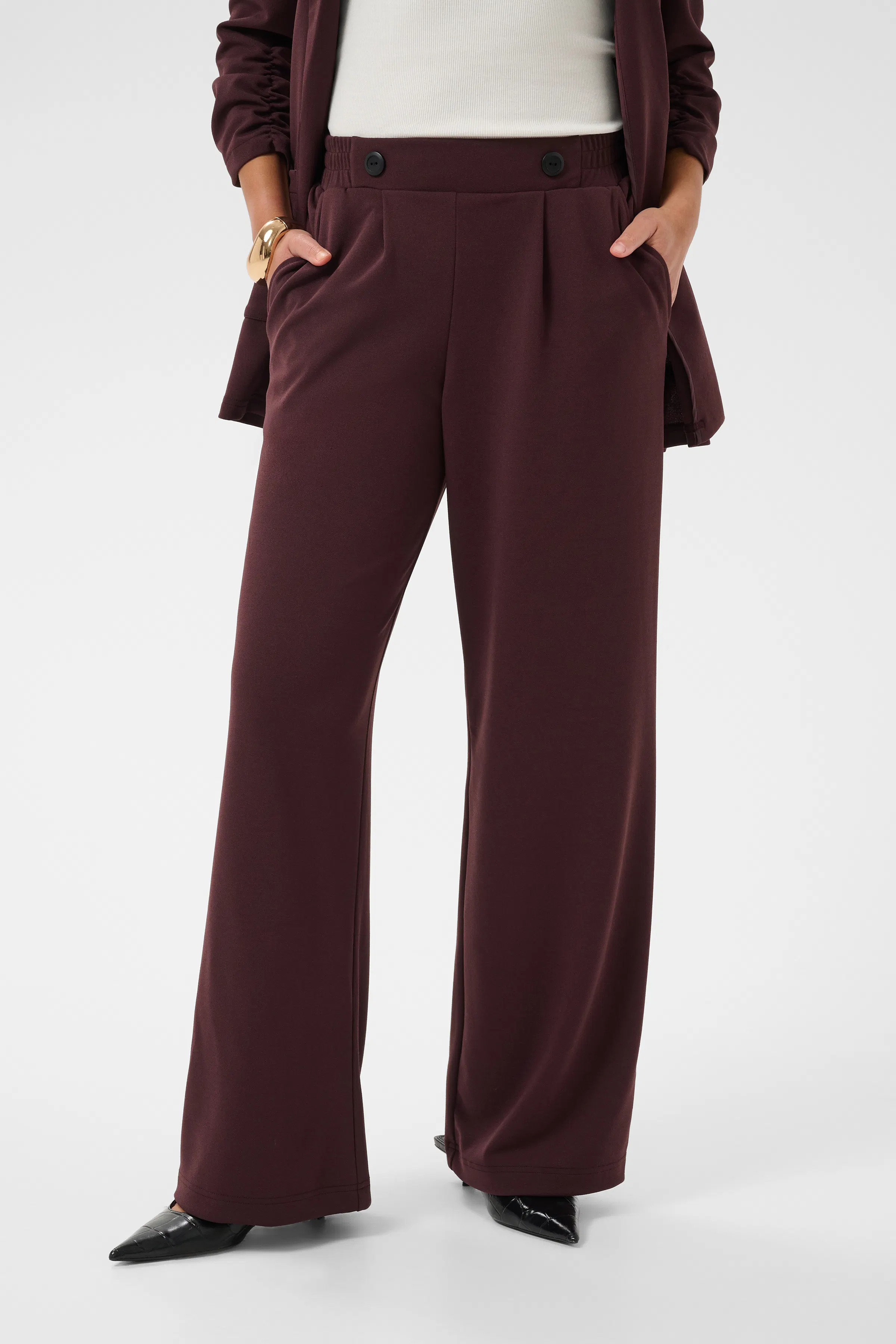 Naya Capri pants in black deep cotton | KAFFE Clothing