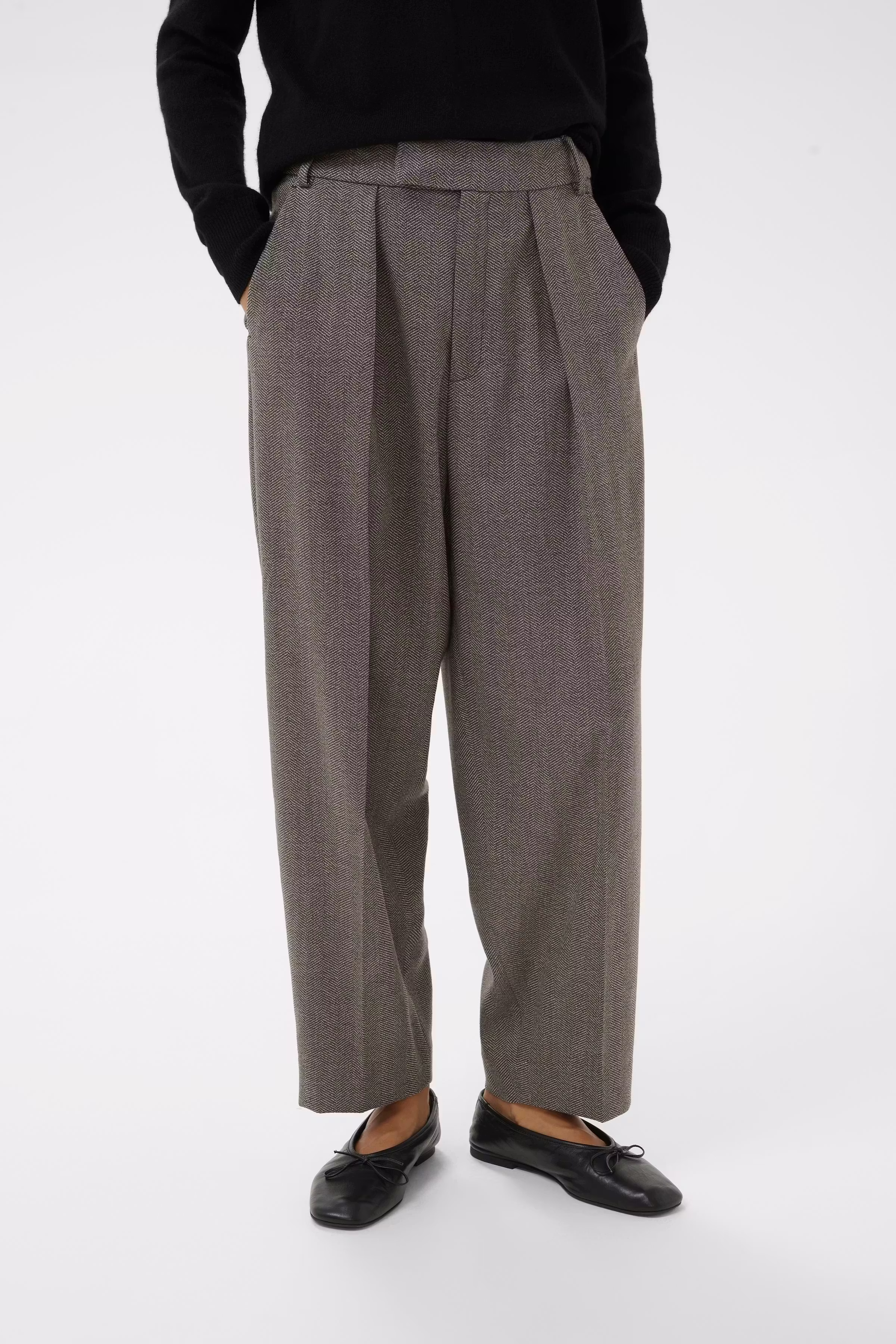 KahlaIW Pleated Hose LOOKBOOK FRONT 30109734-191518