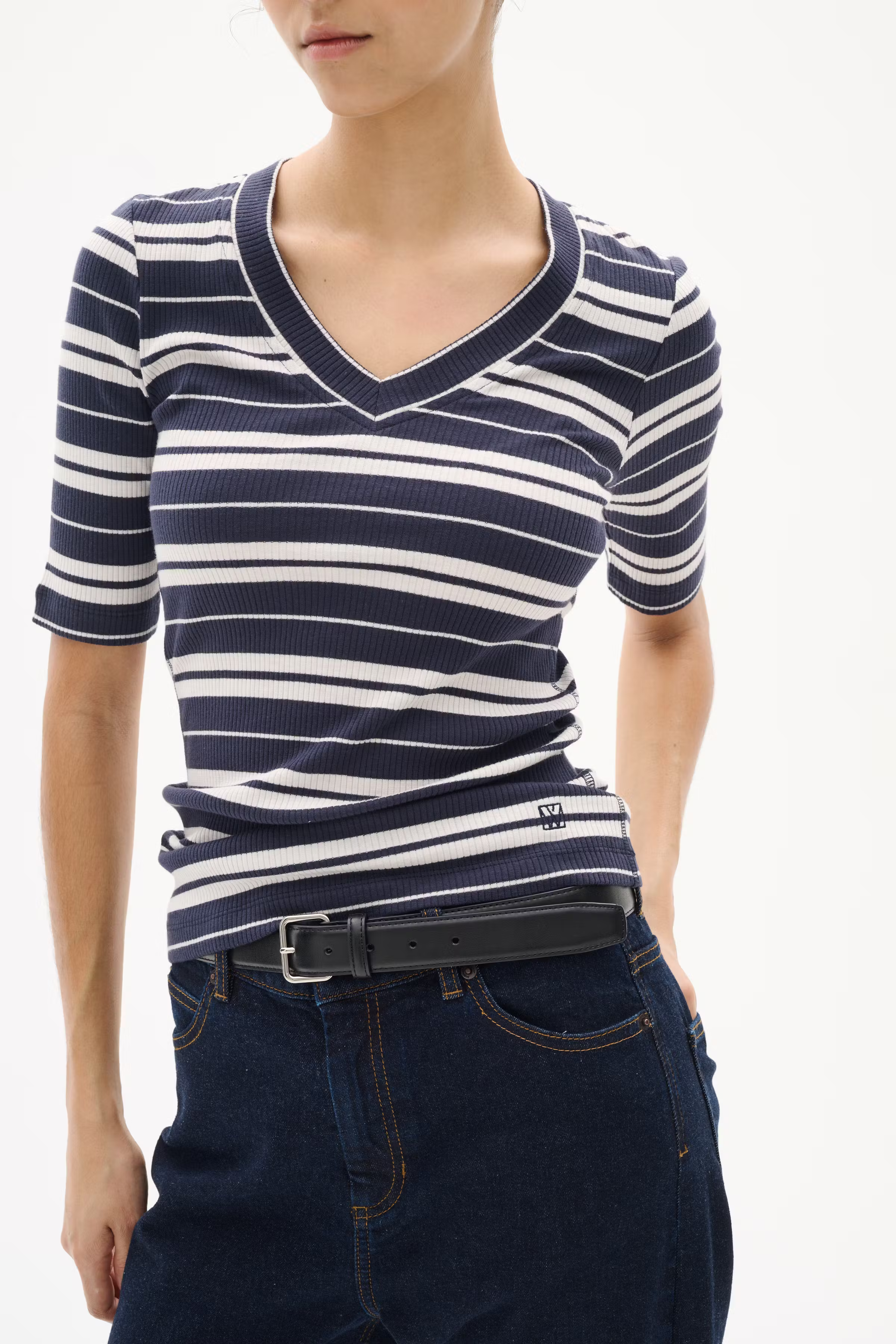 DagnaIW Striped V T-shirt LOOKBOOK DETAIL 30107270-303827