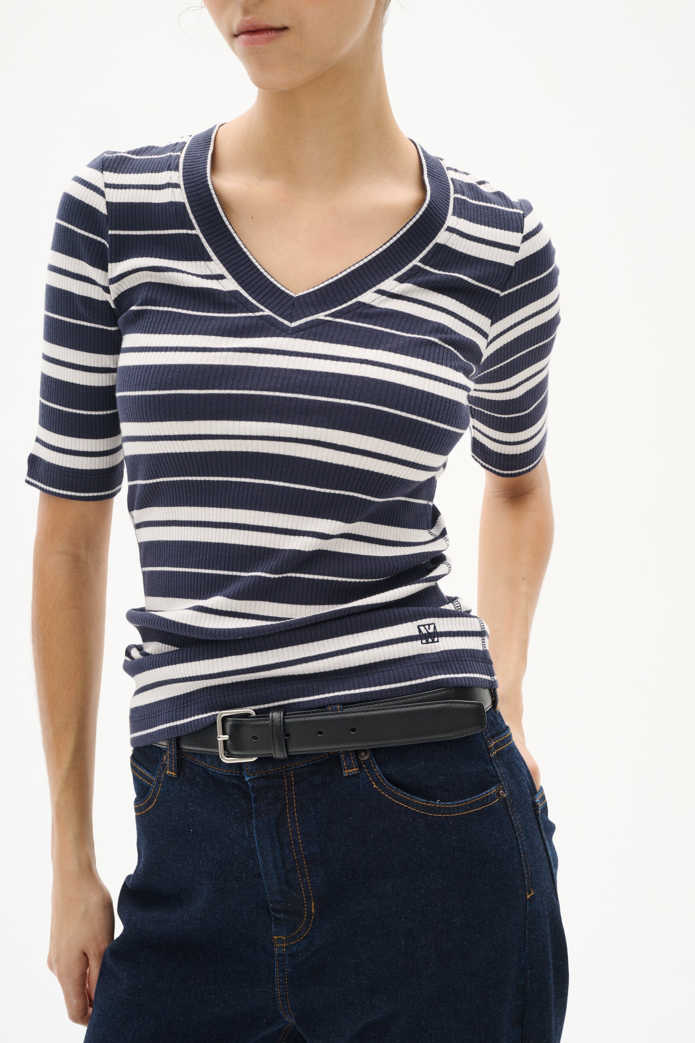 DagnaIW Striped V T-shirt LOOKBOOK DETAIL 30107270-303827