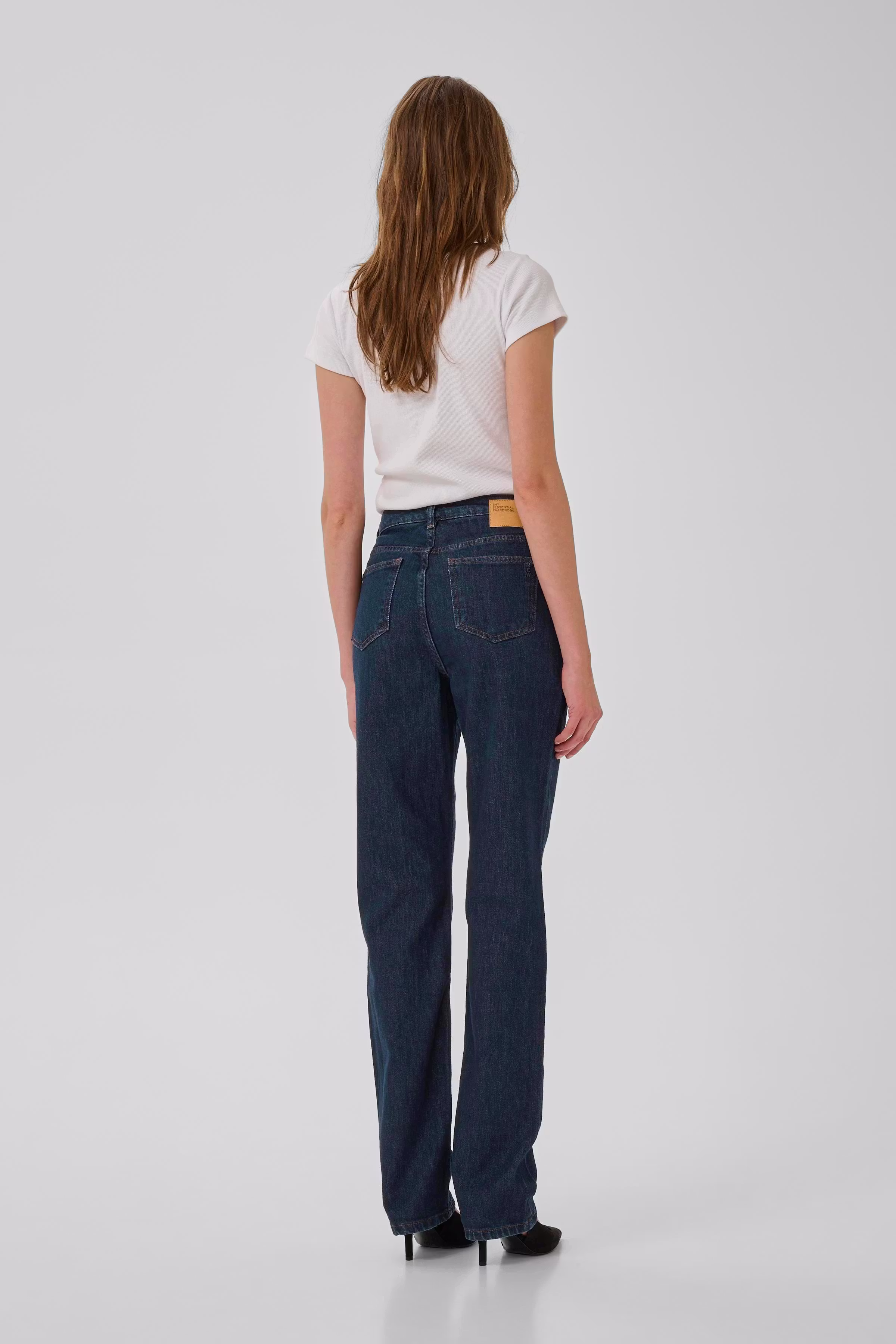 07 THE ISA HIGH STRAIGHT JEANS LOOKBOOK BACK 10705264-100067