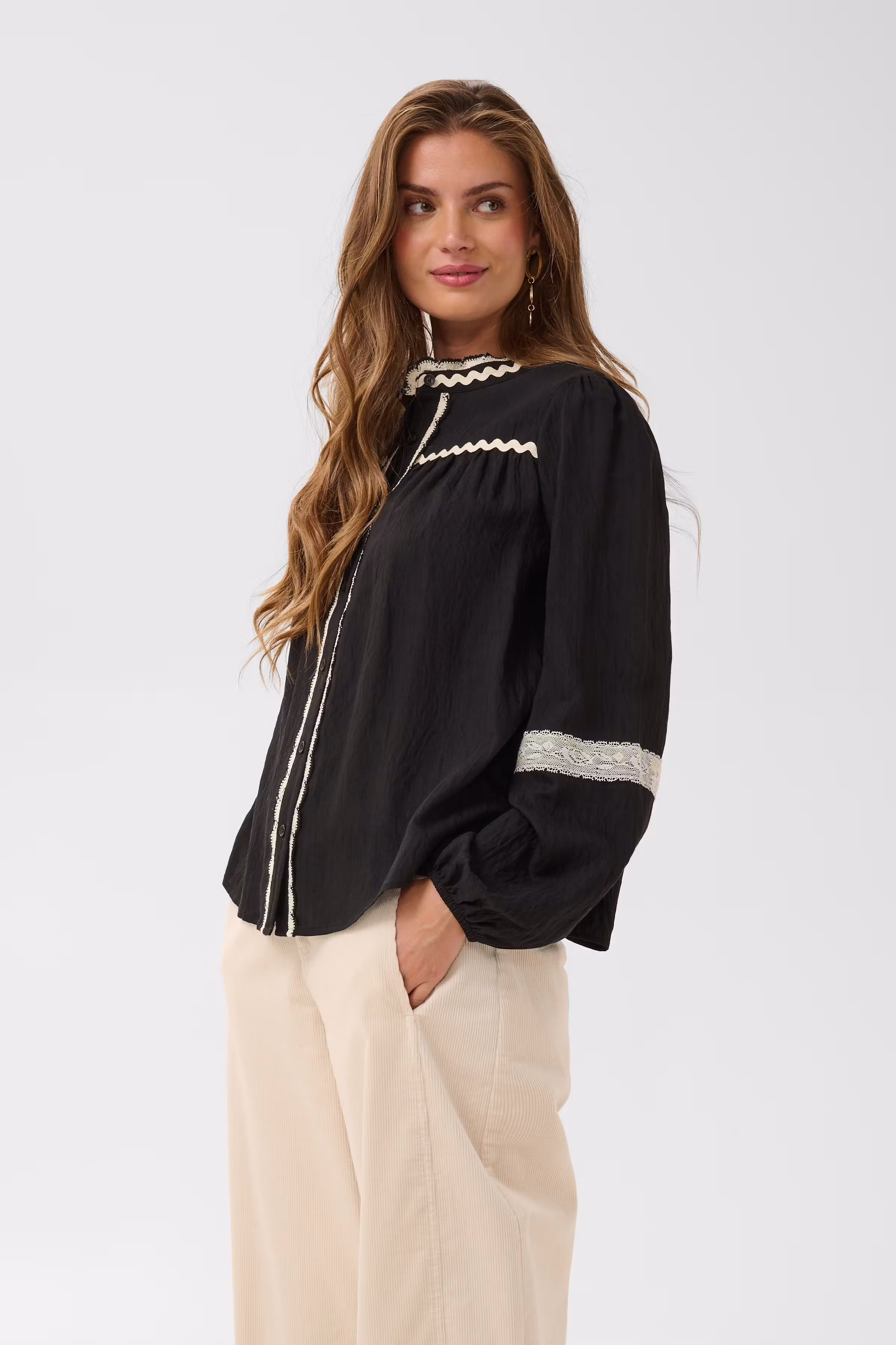 CRLunea Blouse LOOKBOOK FRONT 10615564-100120