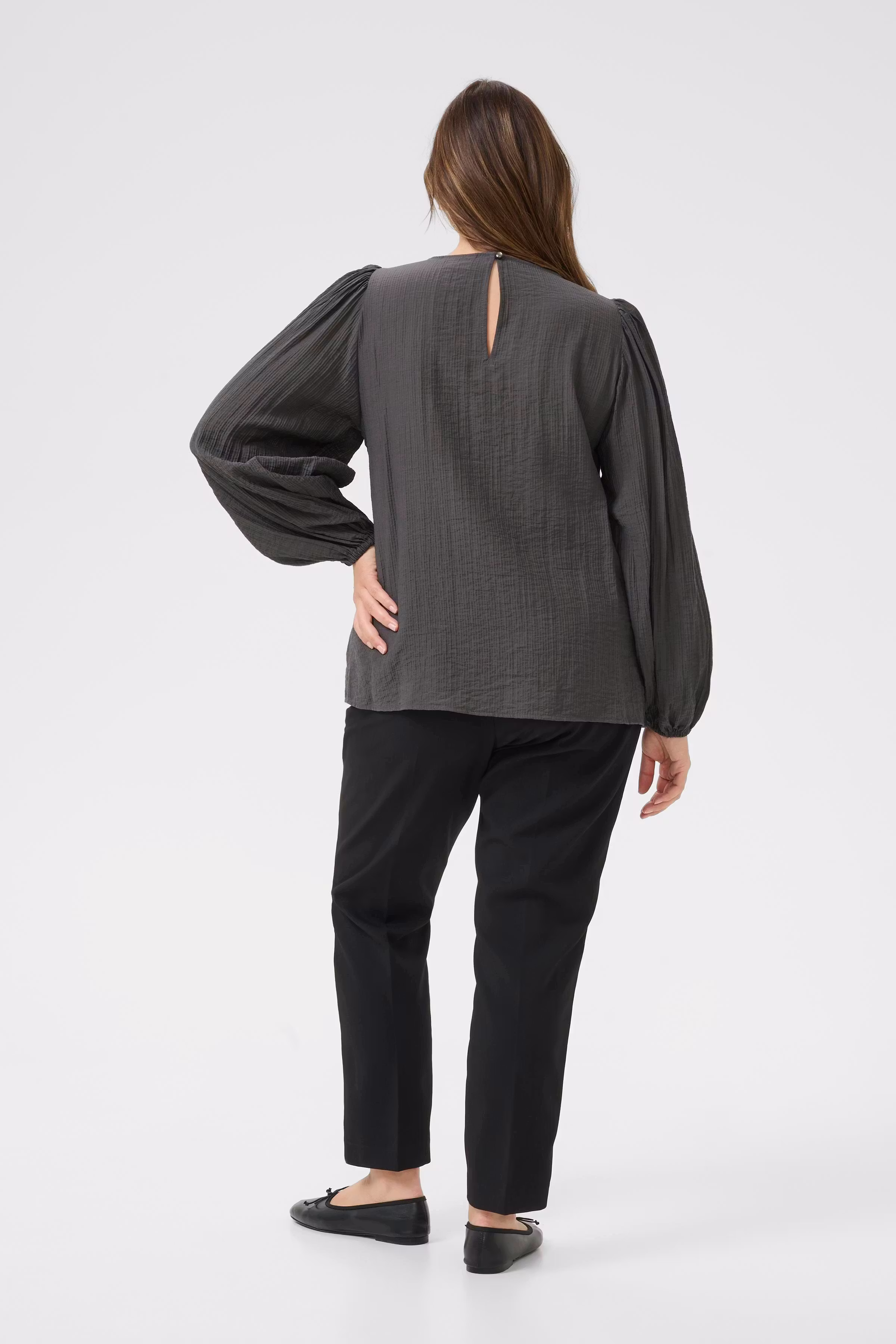 KCviva Blouse LOOKBOOK BACK 10583705-190205