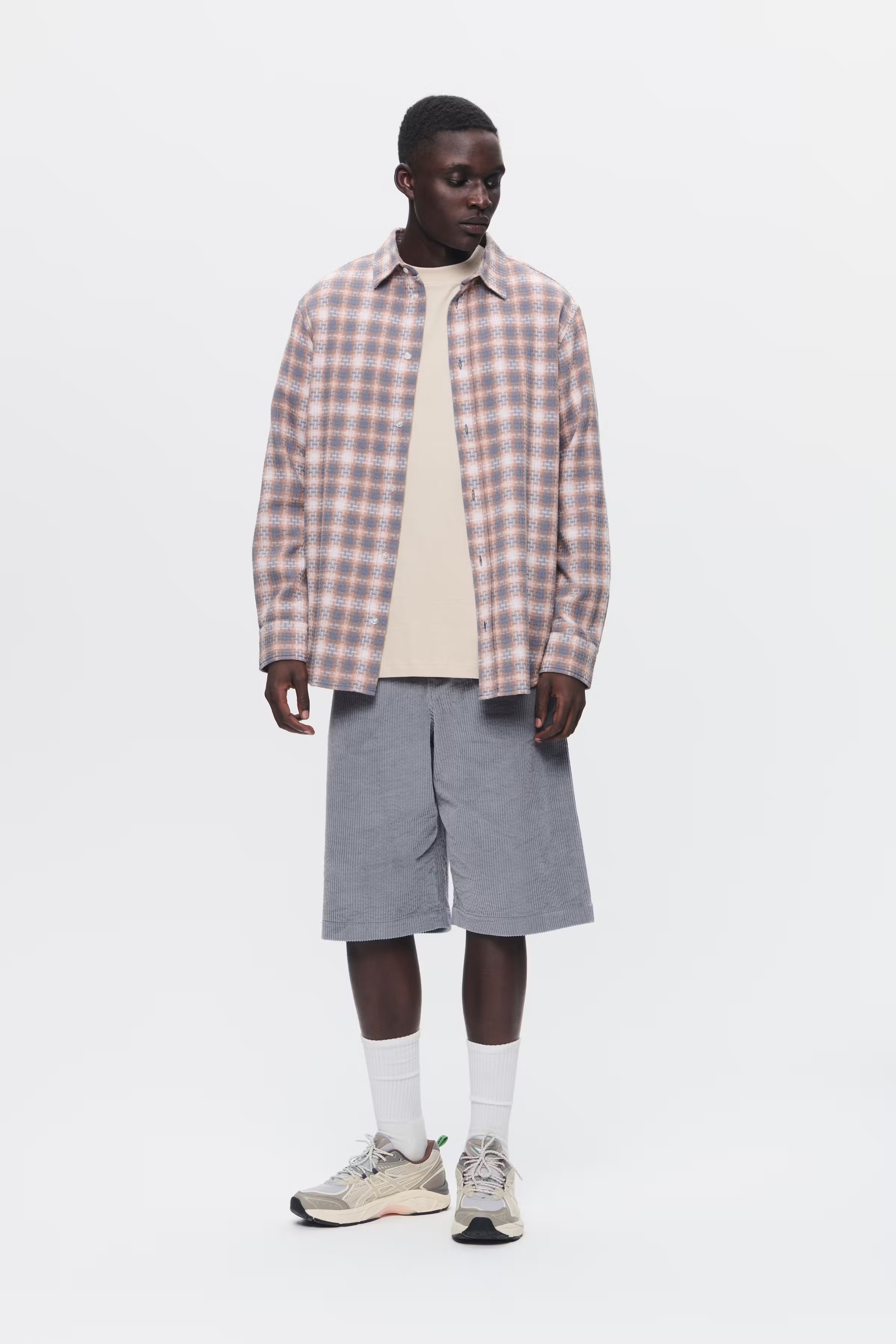 WWBrett Cord Shorts LOOKBOOK FRONT 30250411-160920