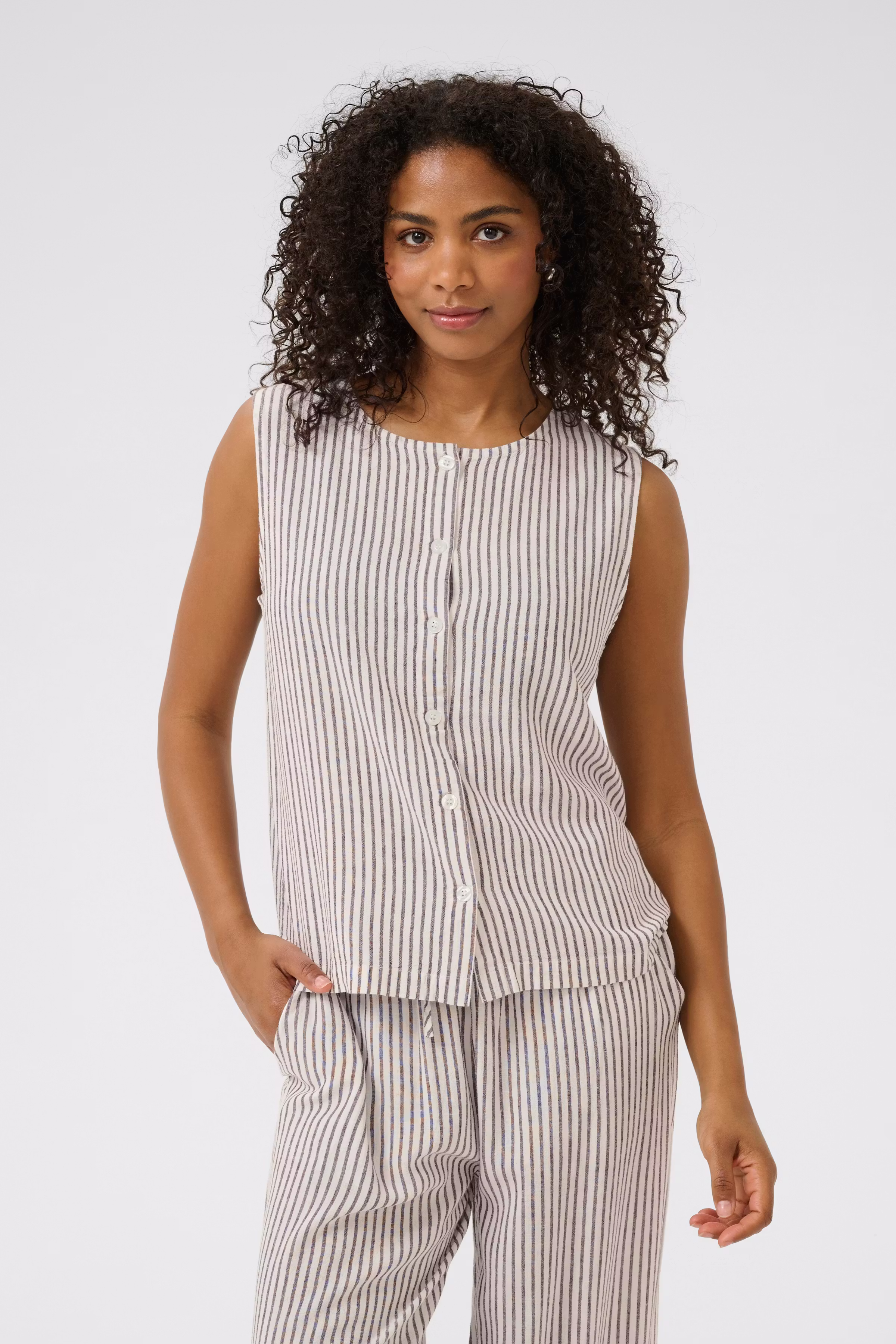 KAmilia Linen Blouse LOOKBOOK FRONT 10510158-107749