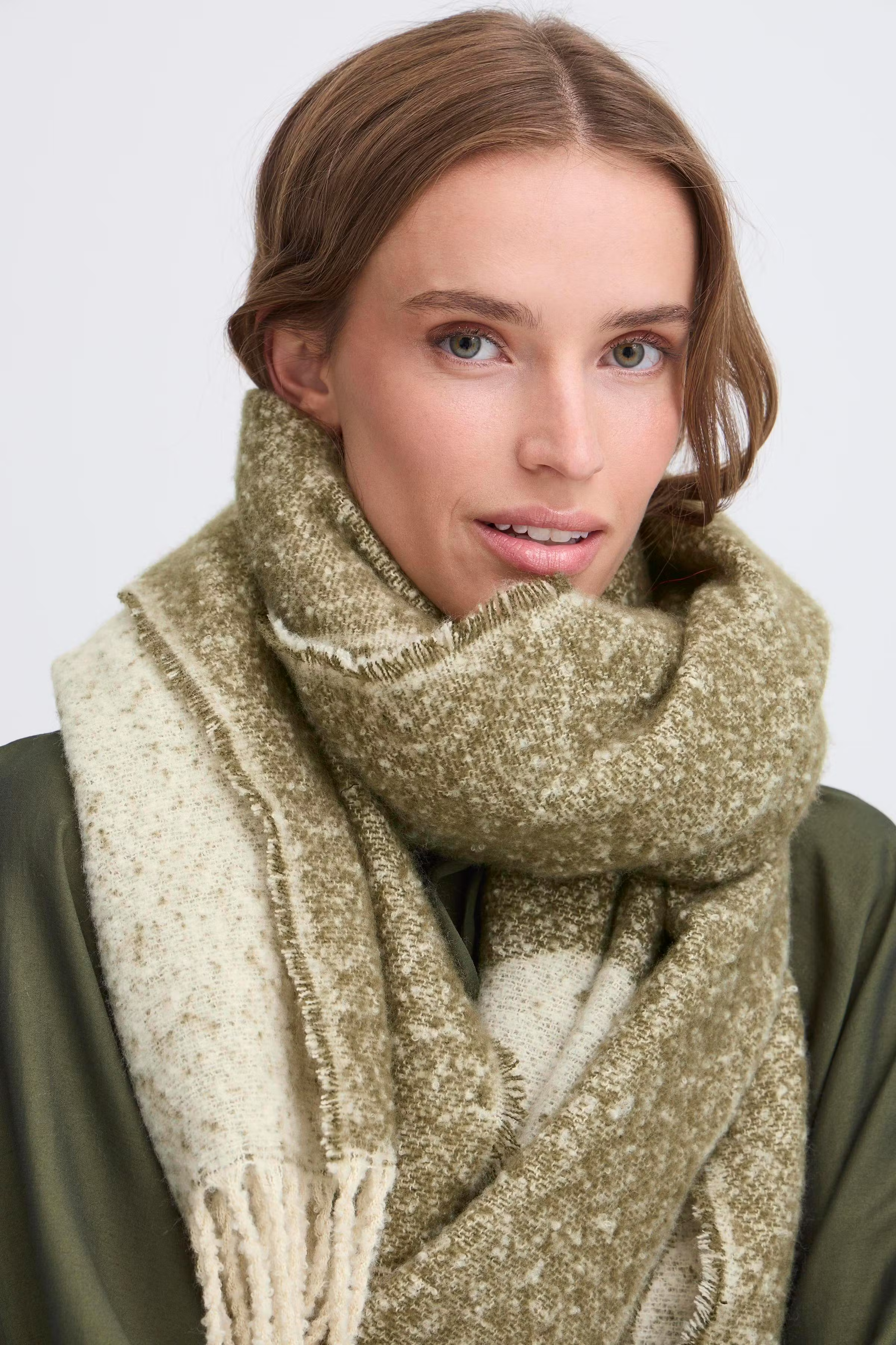IALEGINA Scarf LOOKBOOK FRONT 20119807-190510