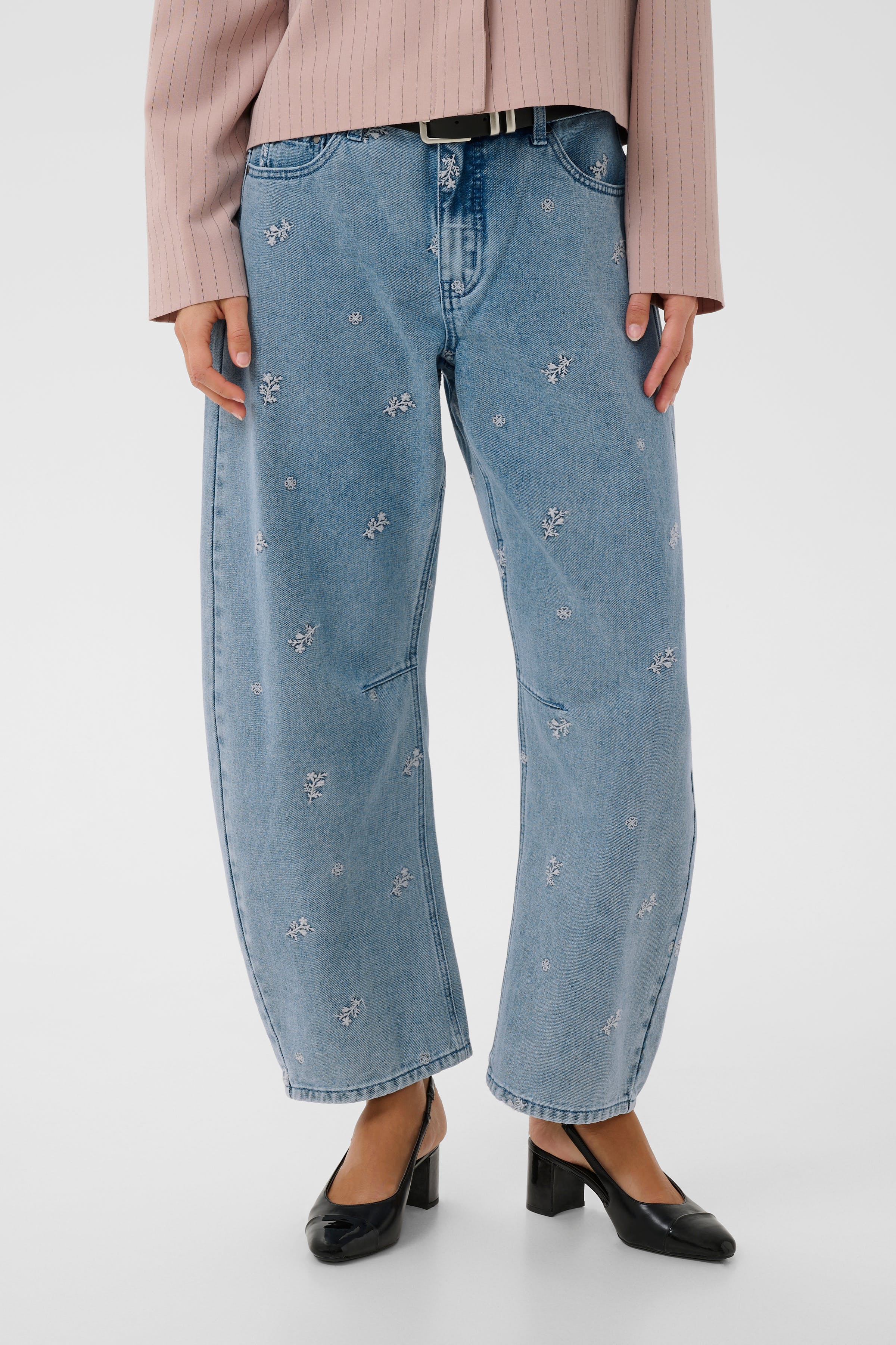 CUaltar Barrel Jeans LOOKBOOK FRONT 50113006-109457