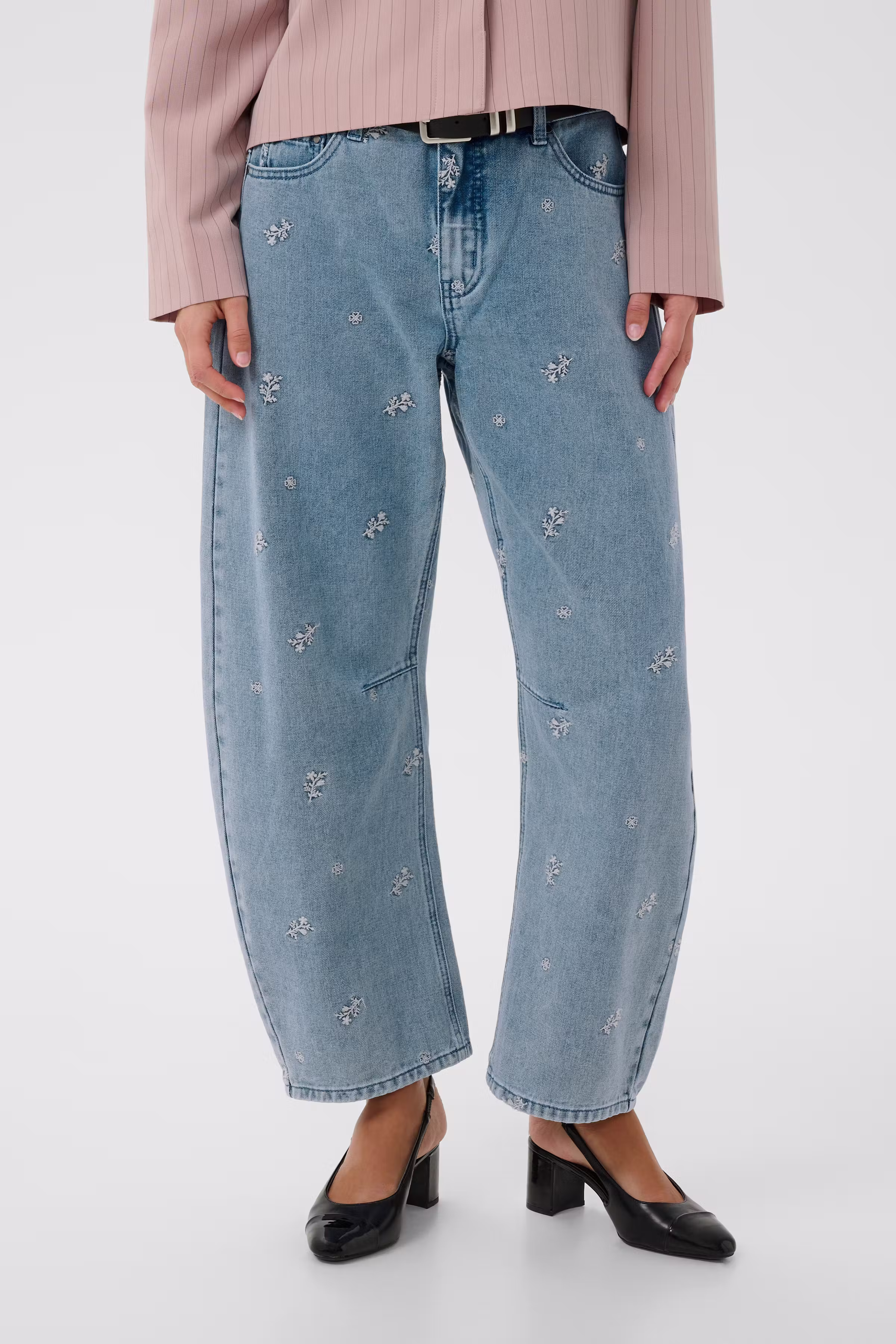 CUaltar Barrel Jeans LOOKBOOK FRONT 50113006-109457