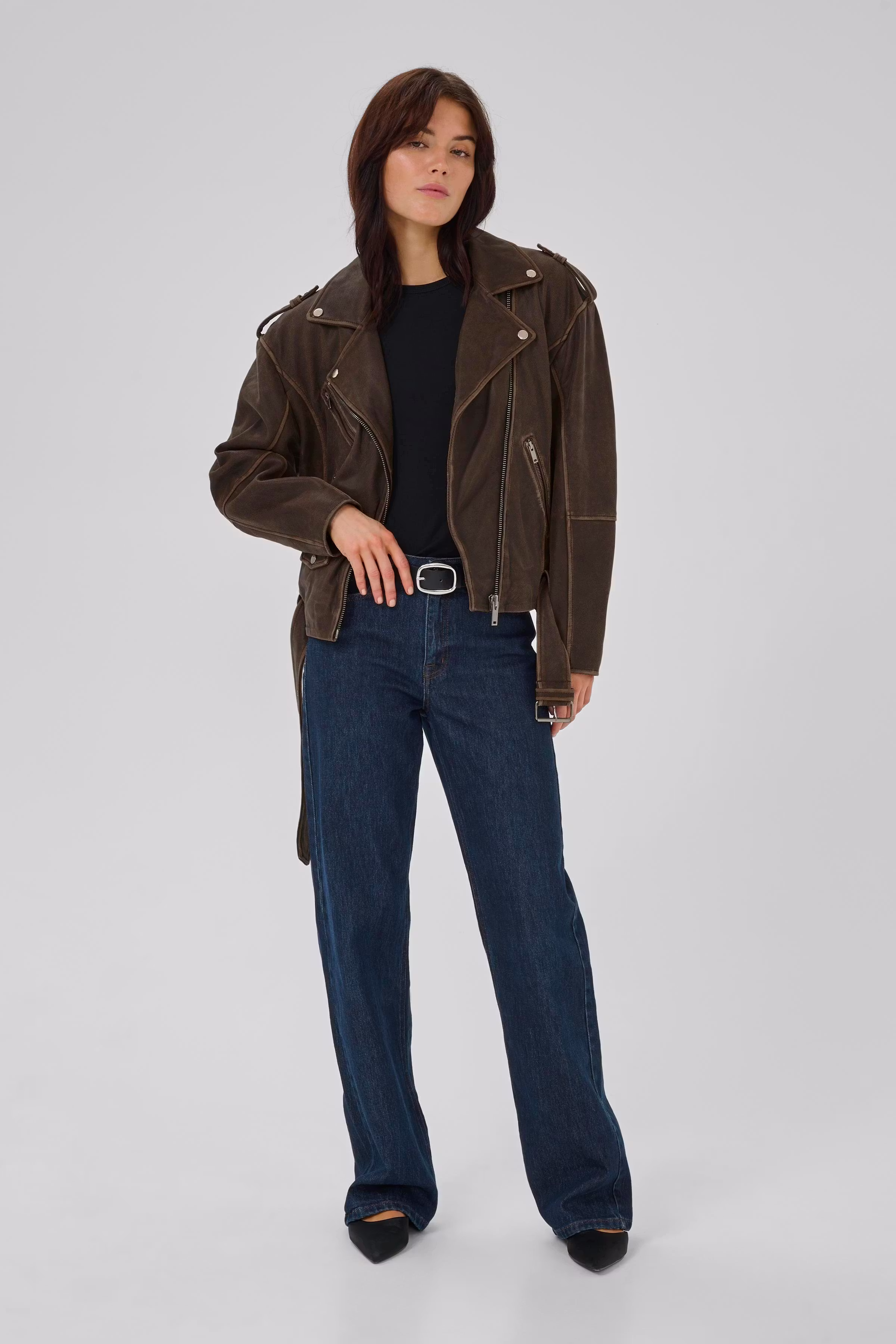 01 THE GILO LEATHER JACKET LOOKBOOK FRONT 10704658-105575