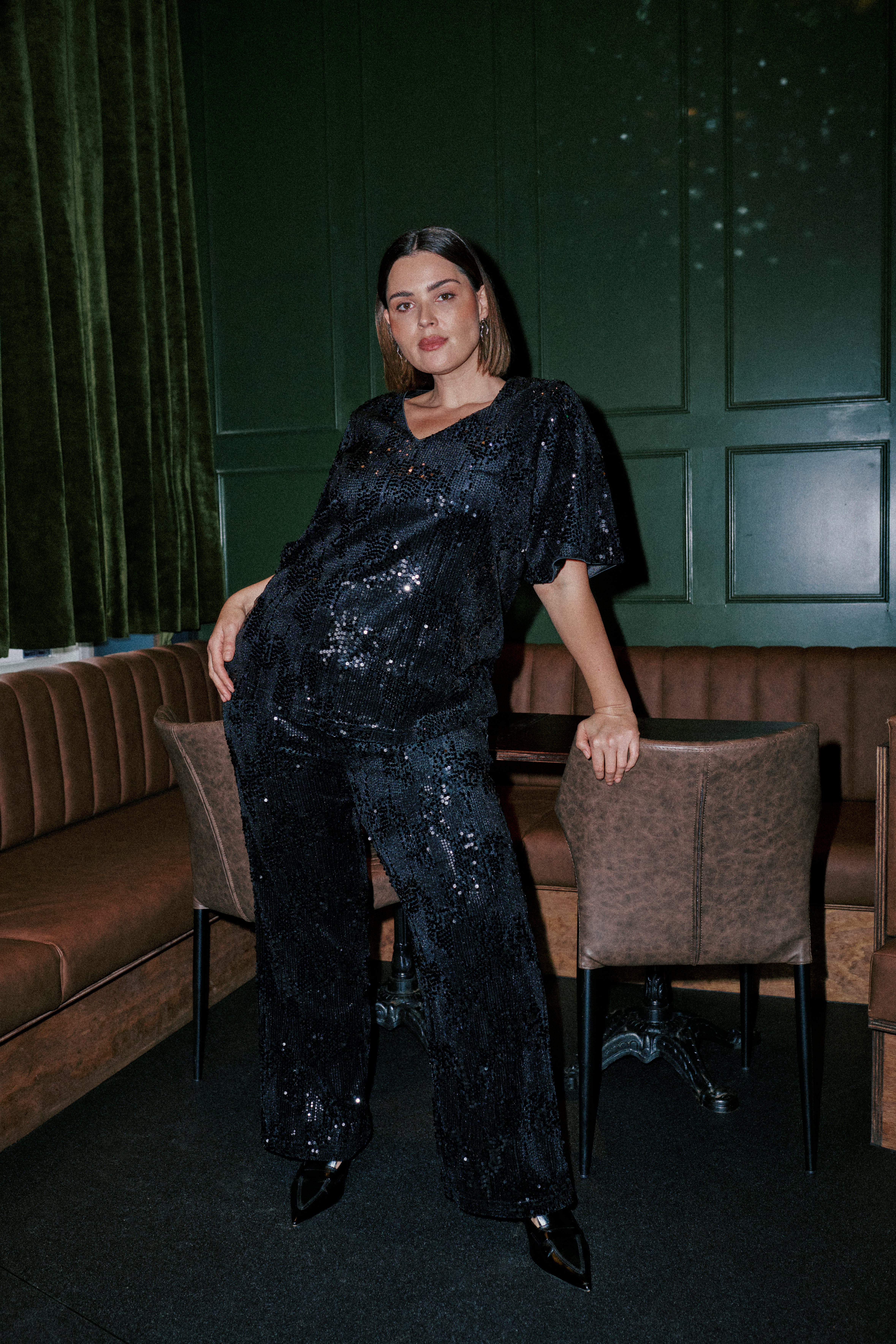 KCnicoleen Sequin T-shirt LOCATION NONE 10582727-100121