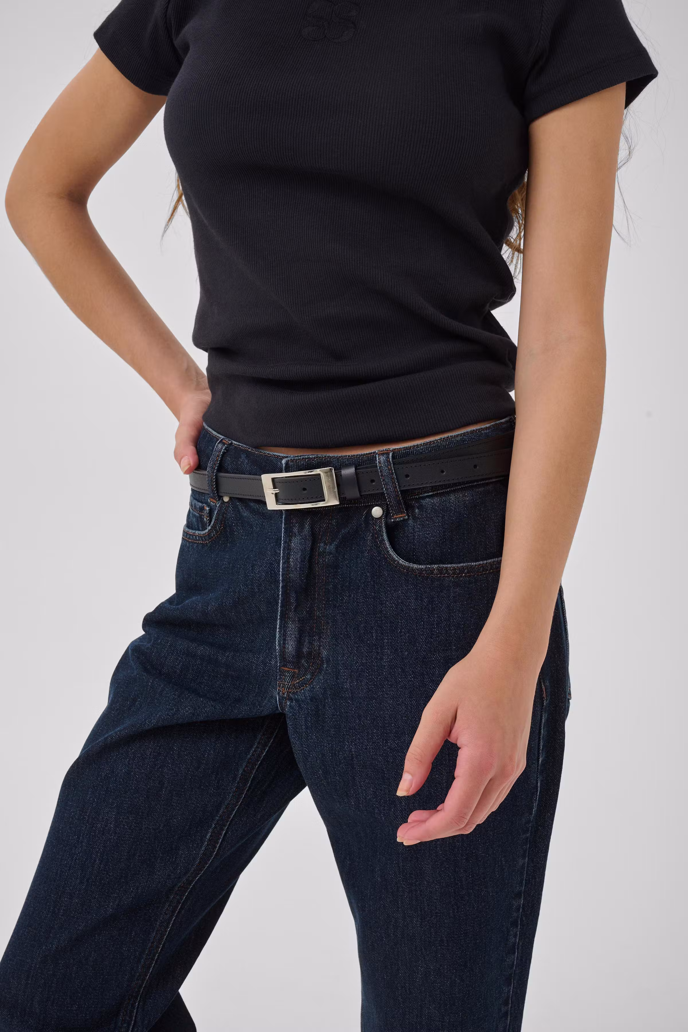 04 THE MOMMY HIGH TAPERED JEANS LOOKBOOK DETAIL 10704537-100067