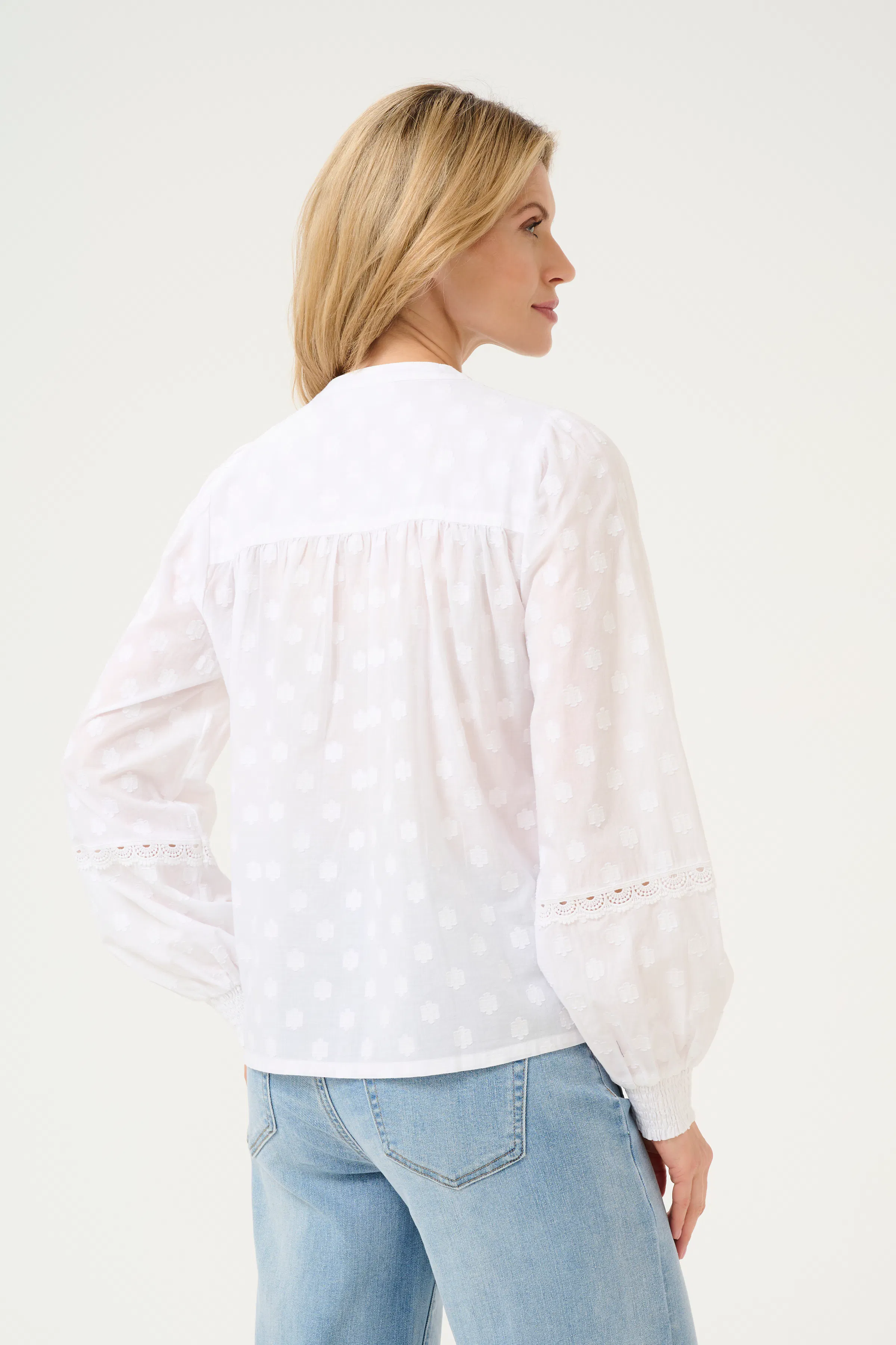 KAenya Bluse LOOKBOOK BACK 10509091-110602