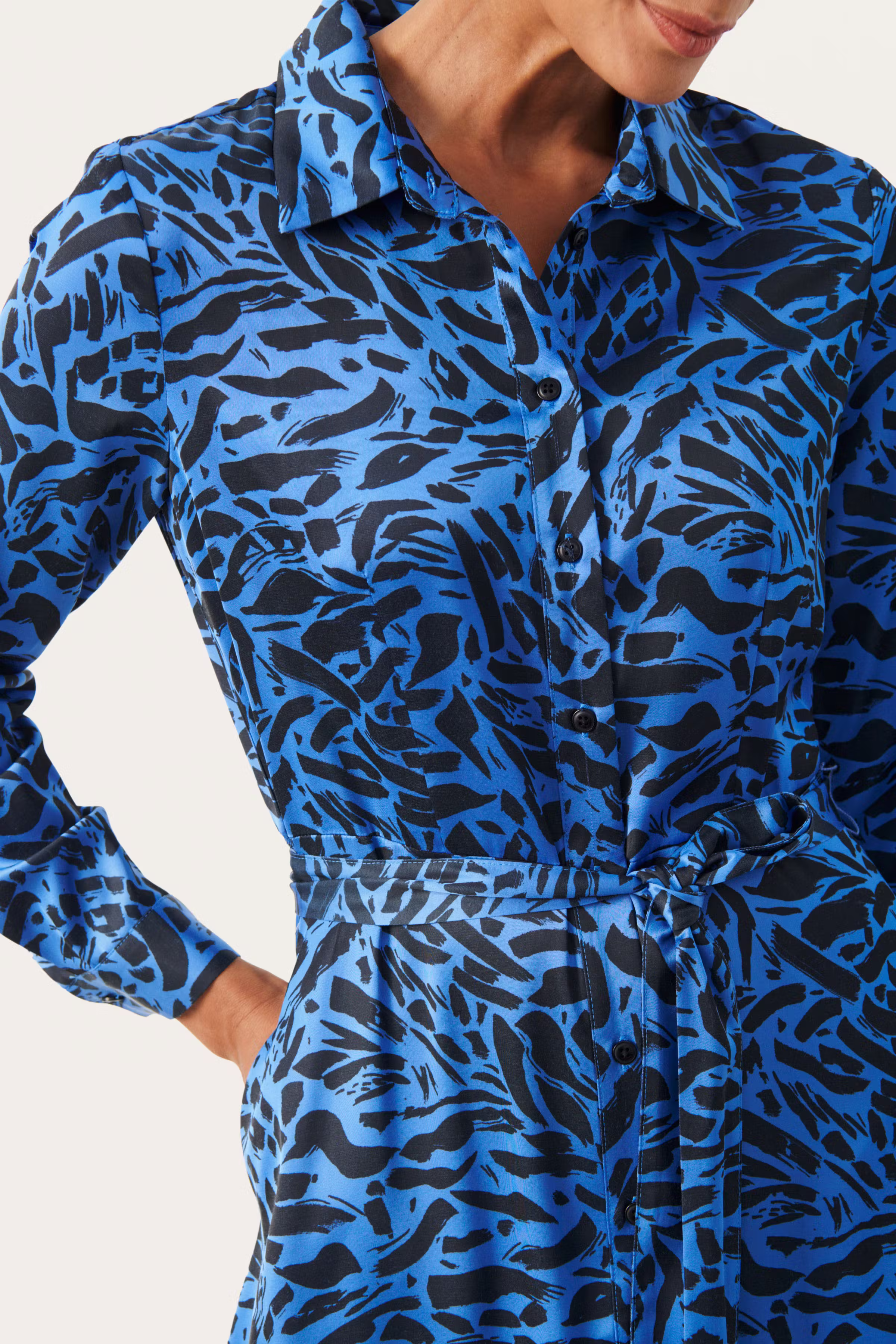 ShelbyPW Satinkleid LOOKBOOK DETAIL 30308342-302619