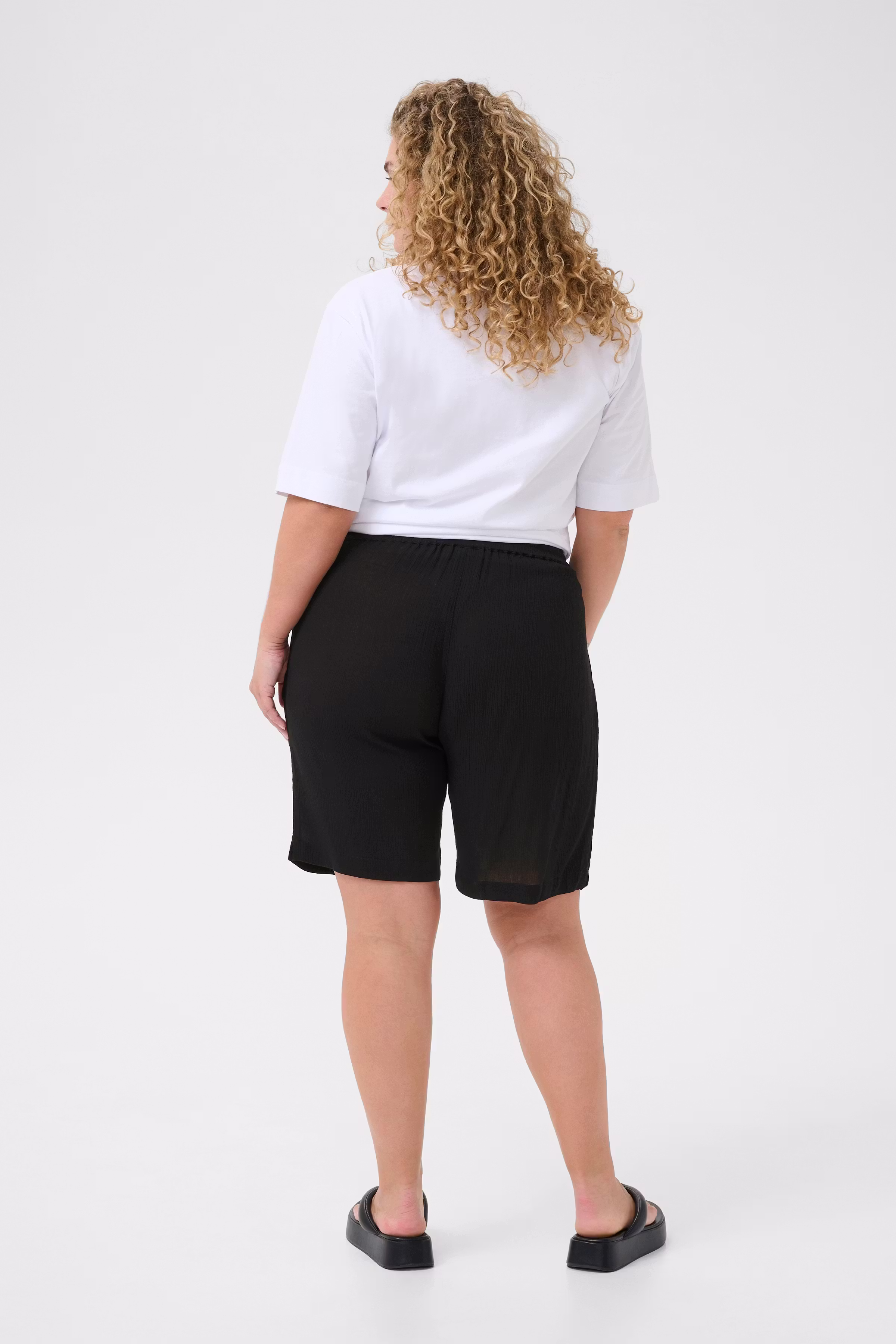 KCjulia Shorts LOOKBOOK BACK 10583292-100121