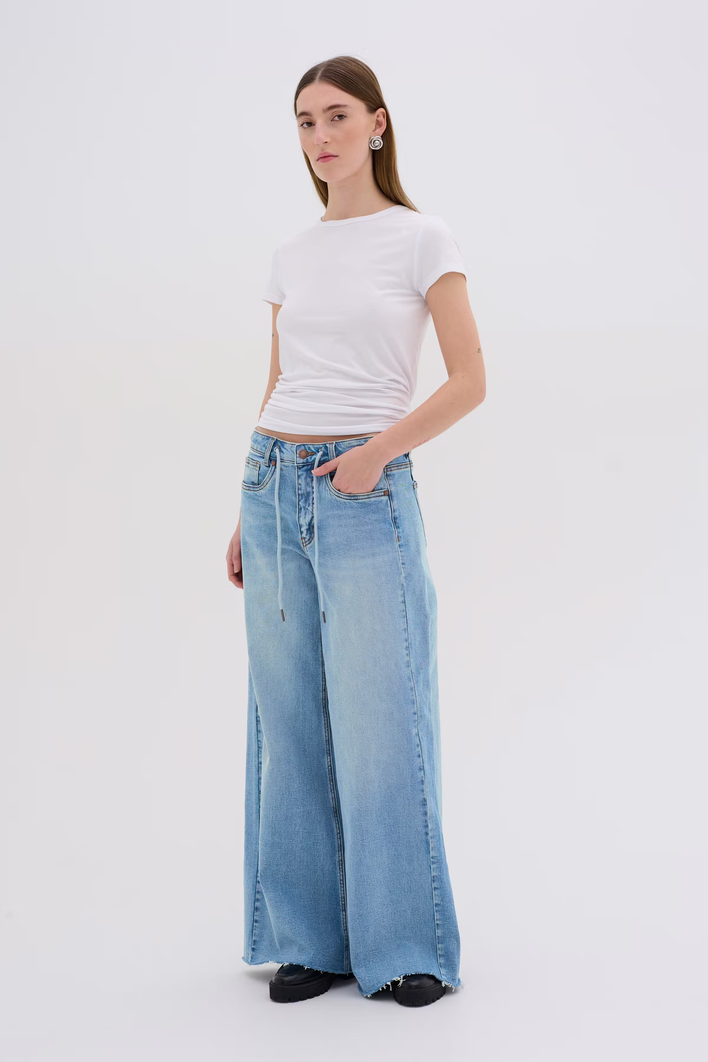 DangoMW Wide jeans LOOKBOOK FRONT 10704777-100046