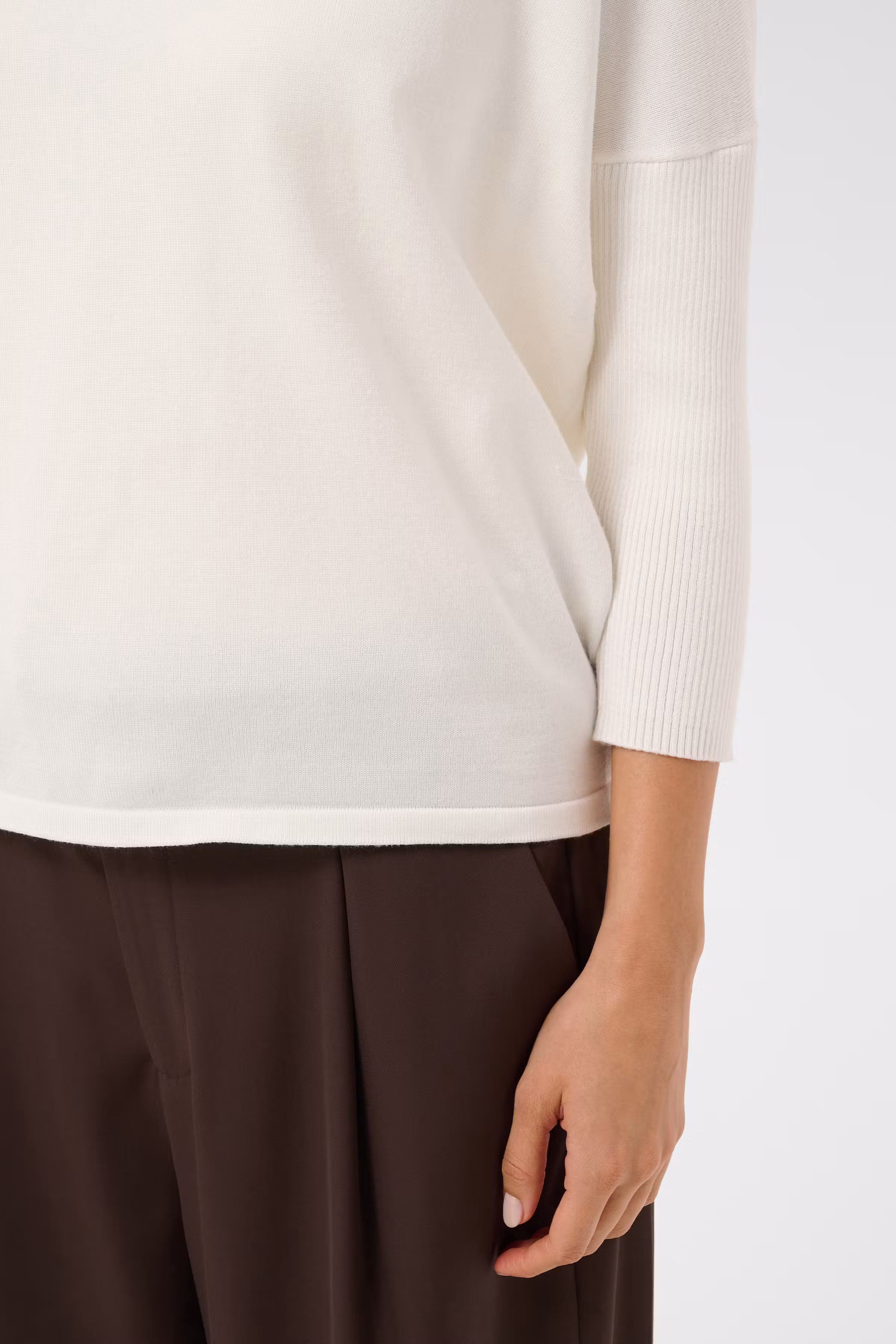 MilaSZ R-Neck Pullover
 LOOKBOOK DETAIL 30500003-110605