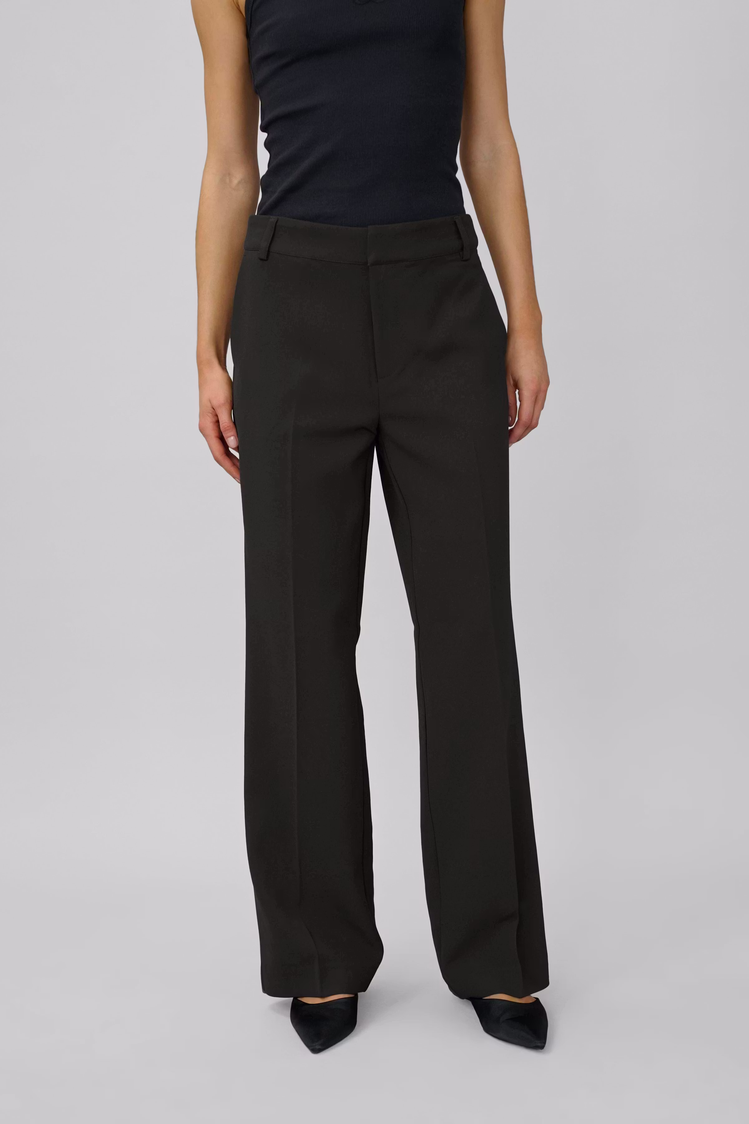 29 THE TAILORED PANT LOOKBOOK FRONT 10703972-100031