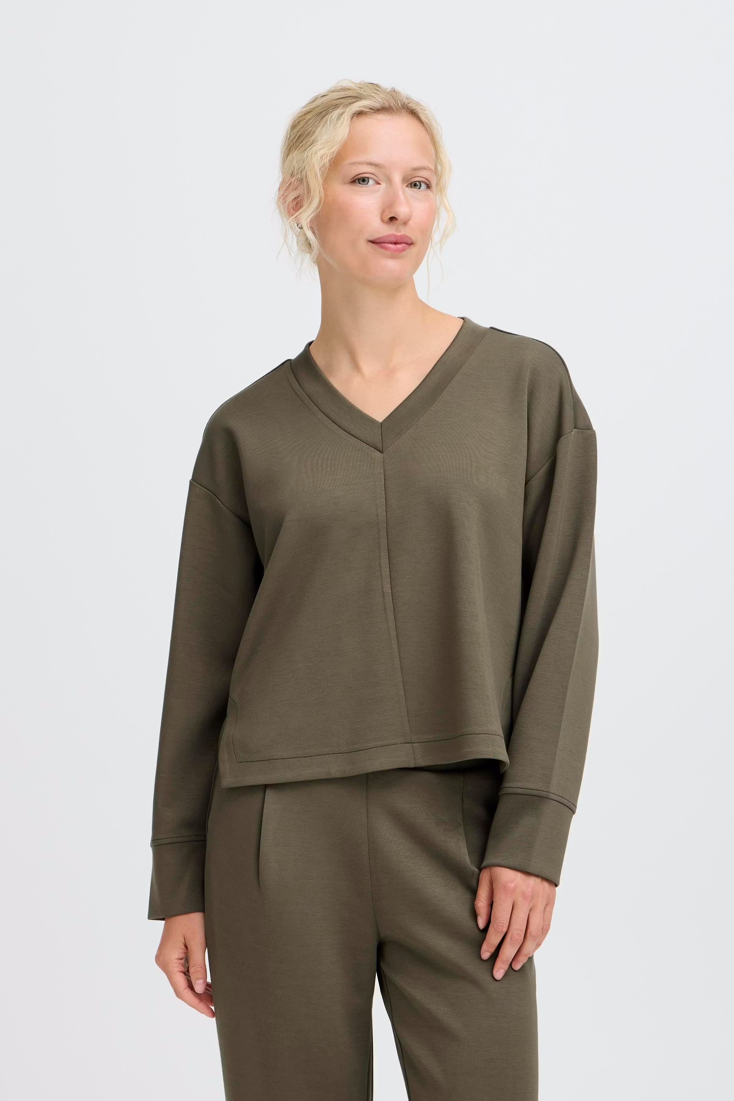 BYPUSTI Sweatshirt LOOKBOOK FRONT 20818056-190510