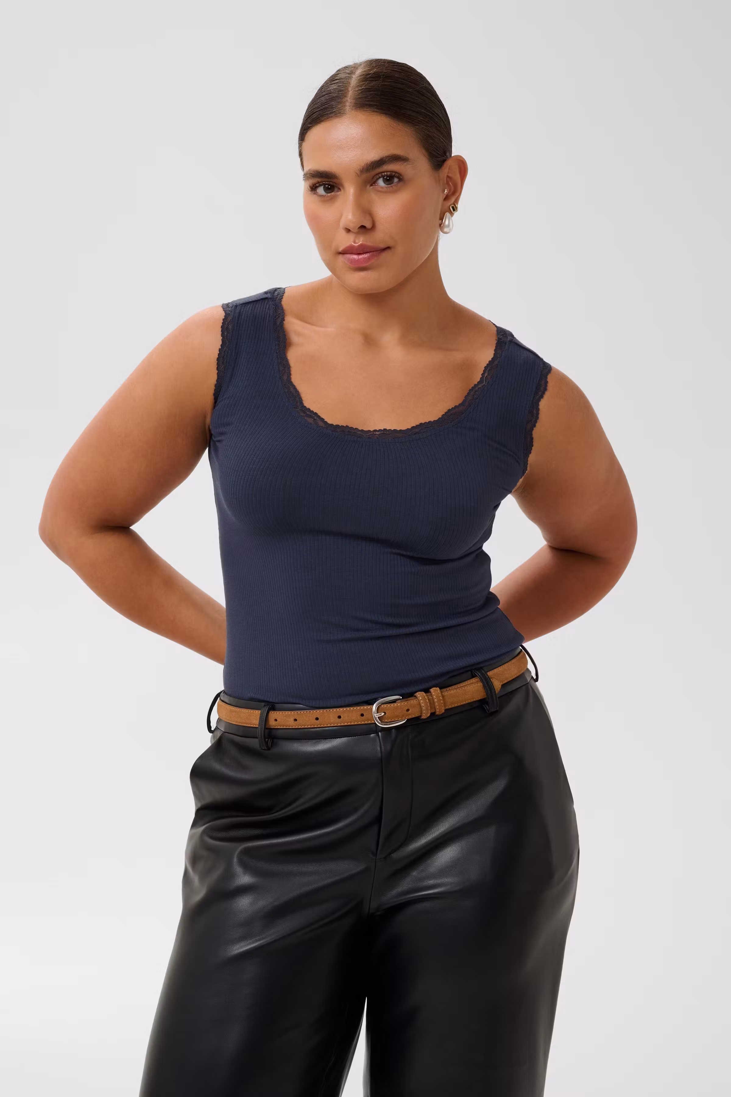 KComia Top LOOKBOOK FRONT 10583468-193927