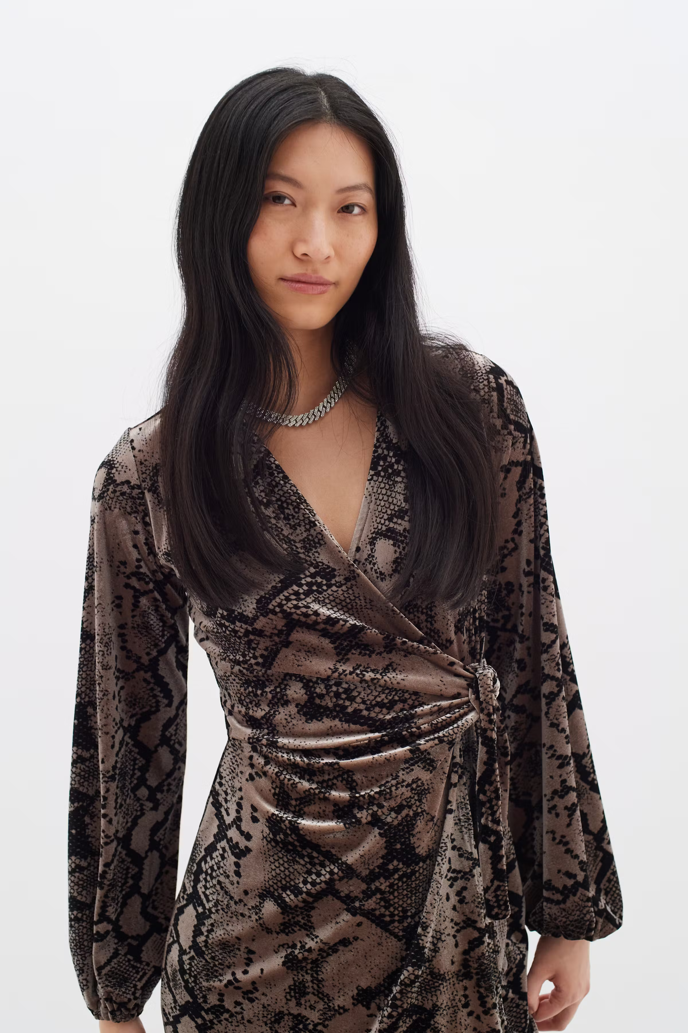 BrynnIW Goriel velours Wrap Kleid LOOKBOOK FRONT 30110083-303225