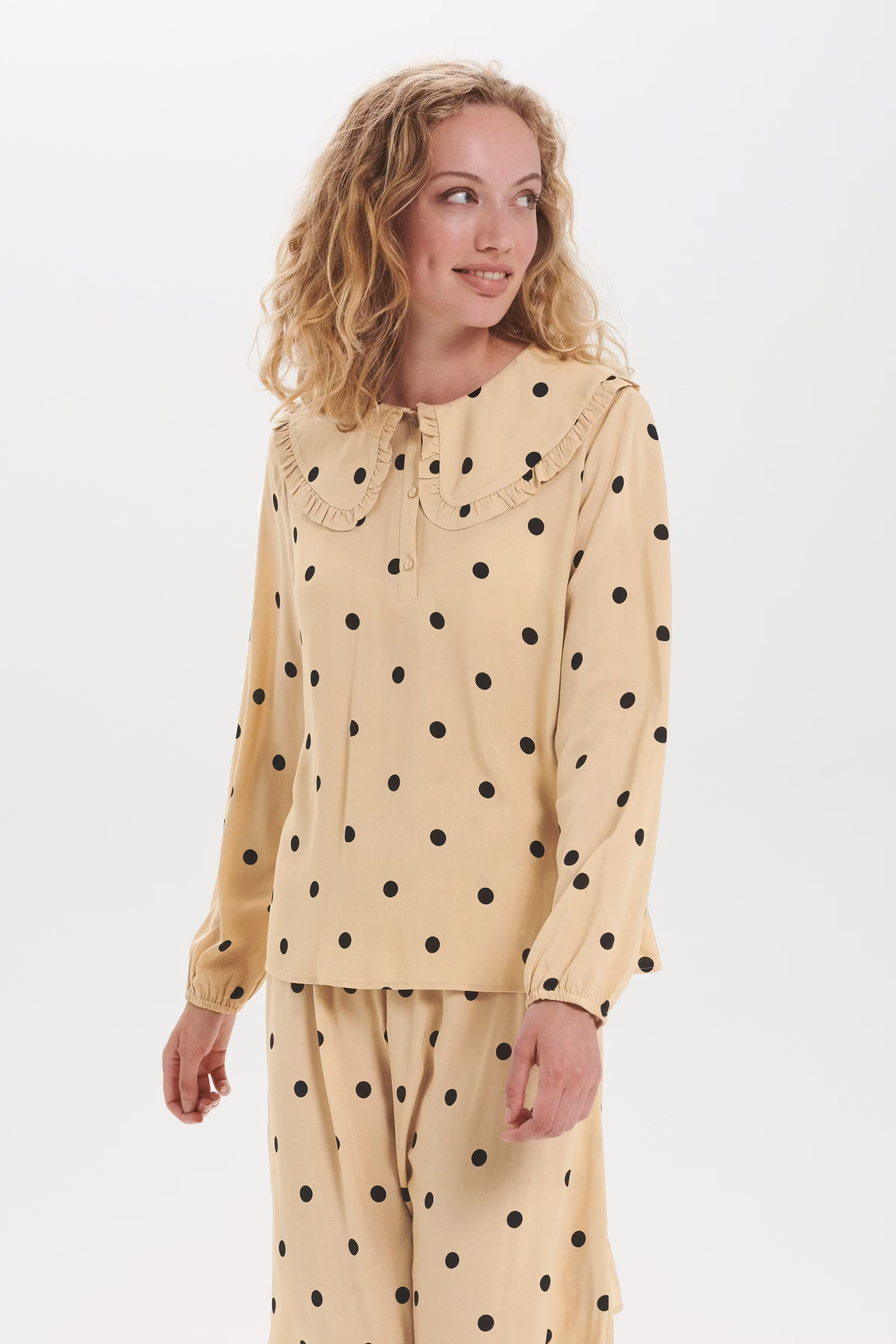 IsolSZ Shirt

 LOOKBOOK FRONT 30511838-600330