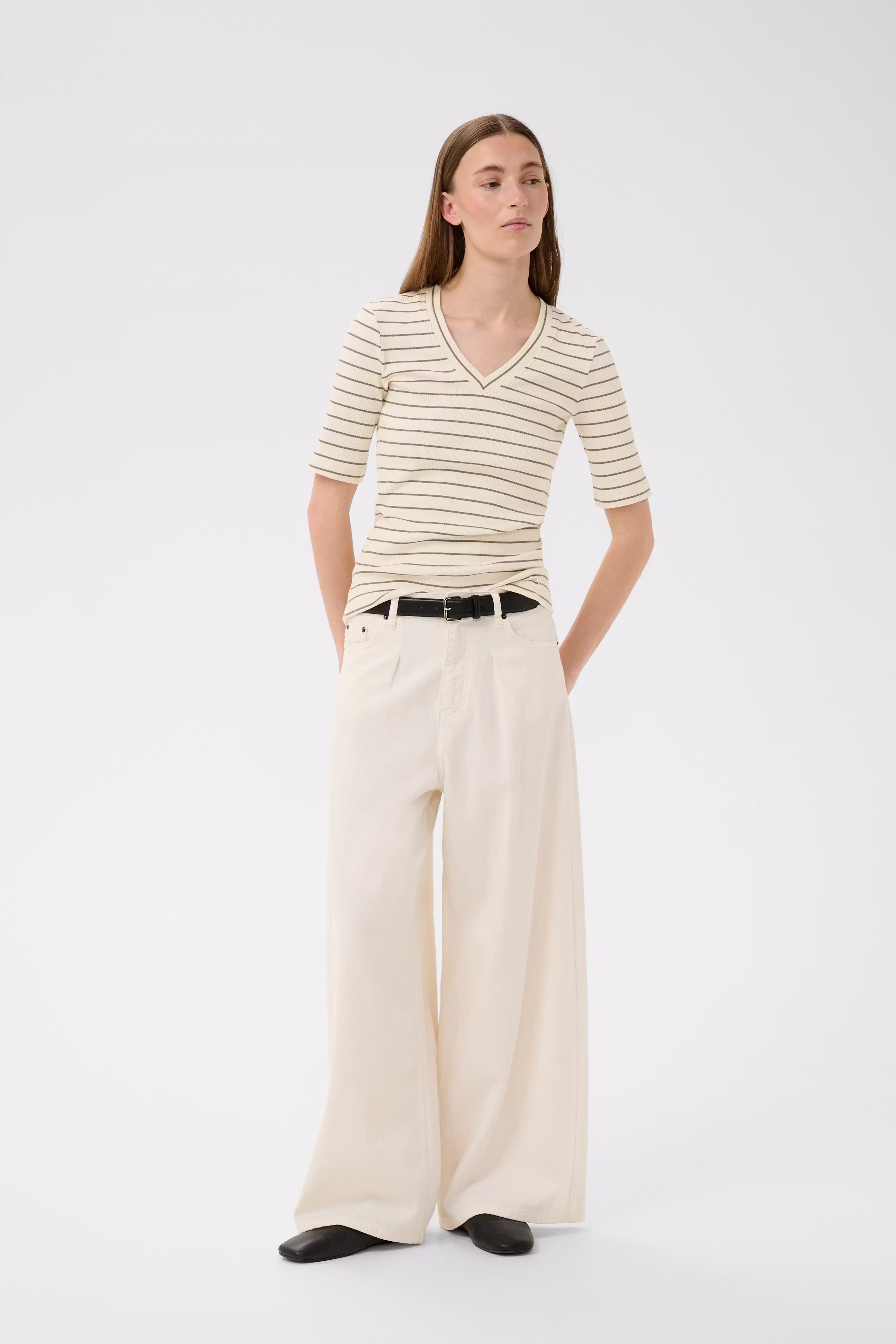 DagnaIW Striped V T-shirt LOOKBOOK FRONT 30107270-305171