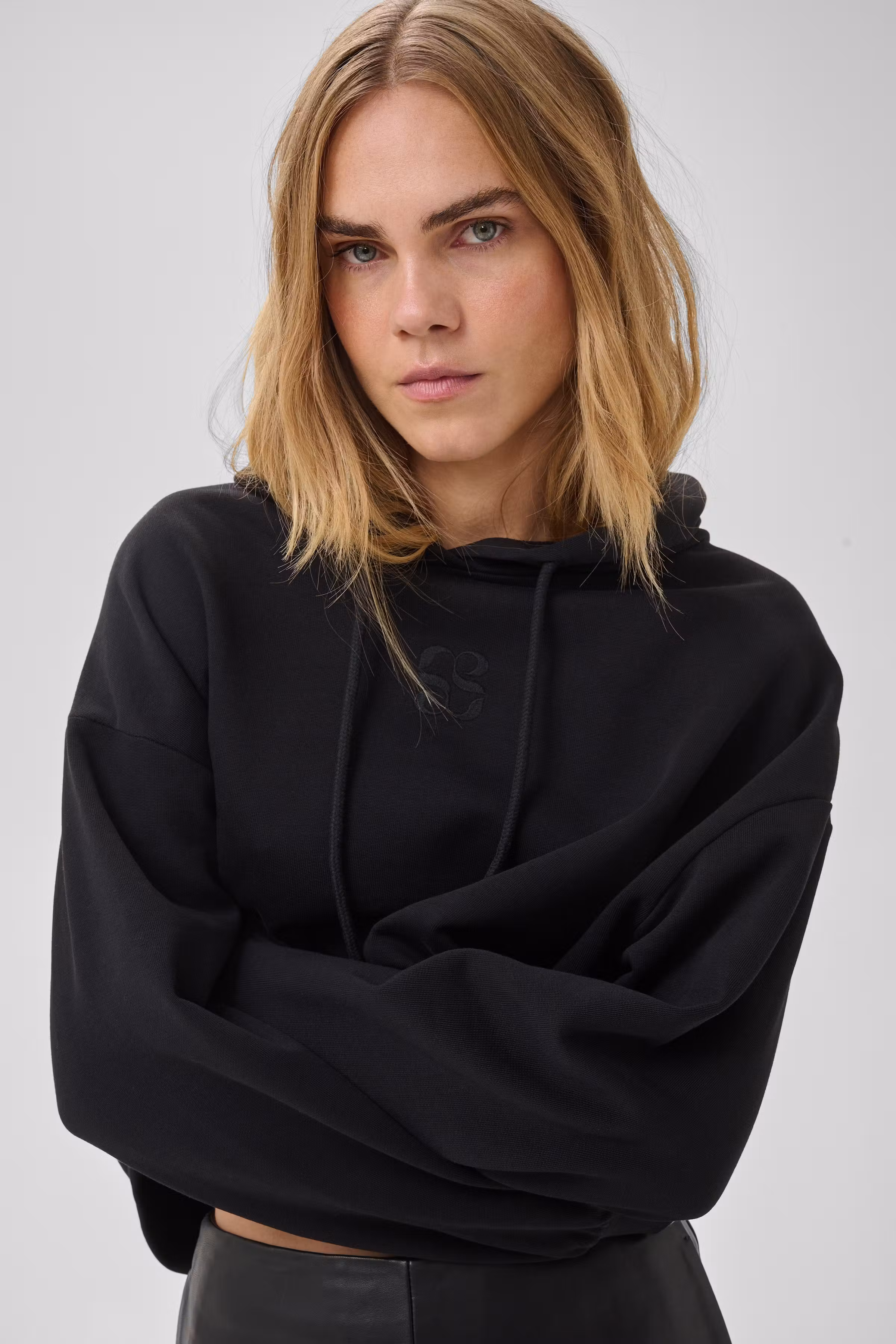 14 THE ENZO LOGO HOODIE LOOKBOOK DETAIL 10704896-100031