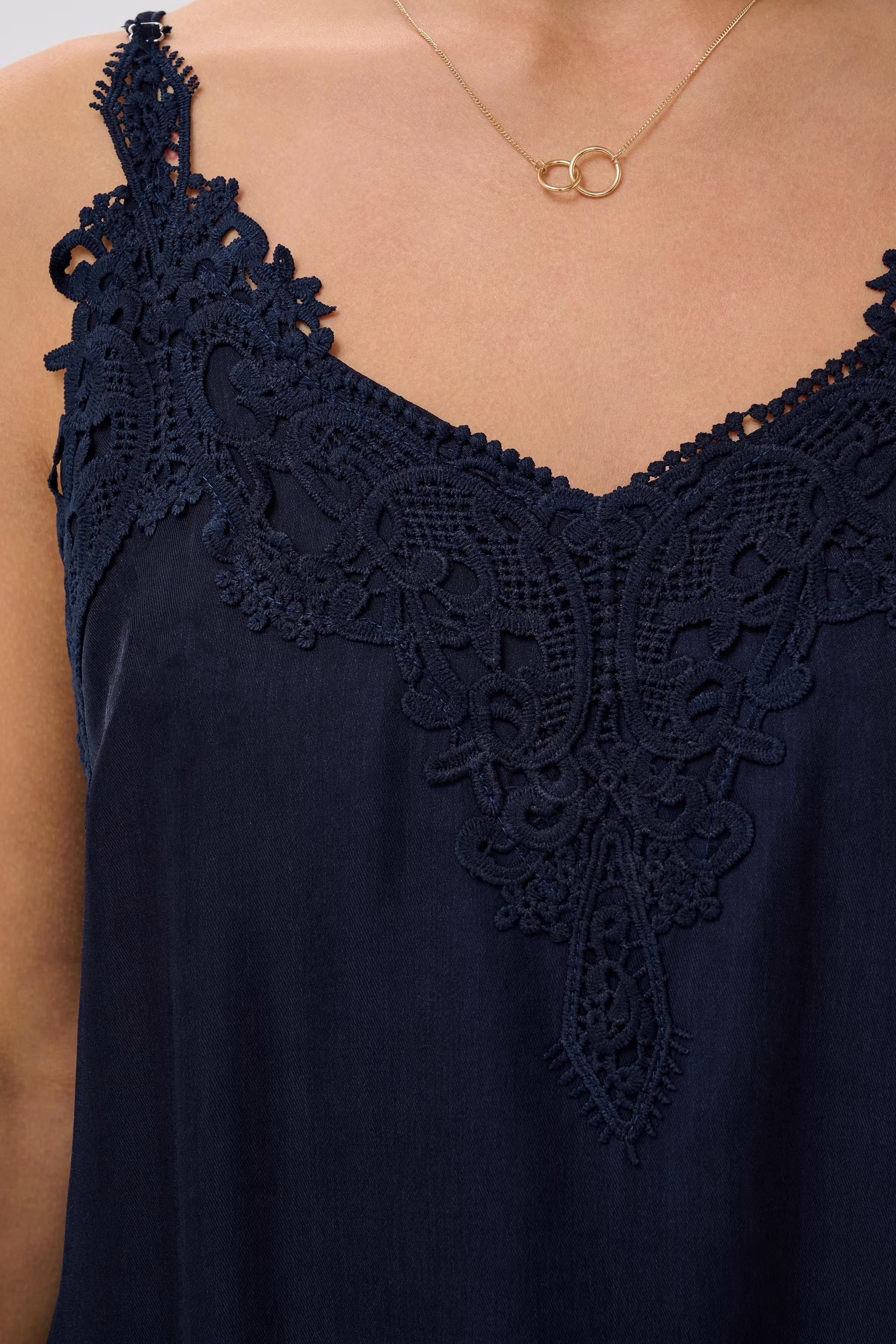 CRAnna Top LOOKBOOK DETAIL 10611224-193922