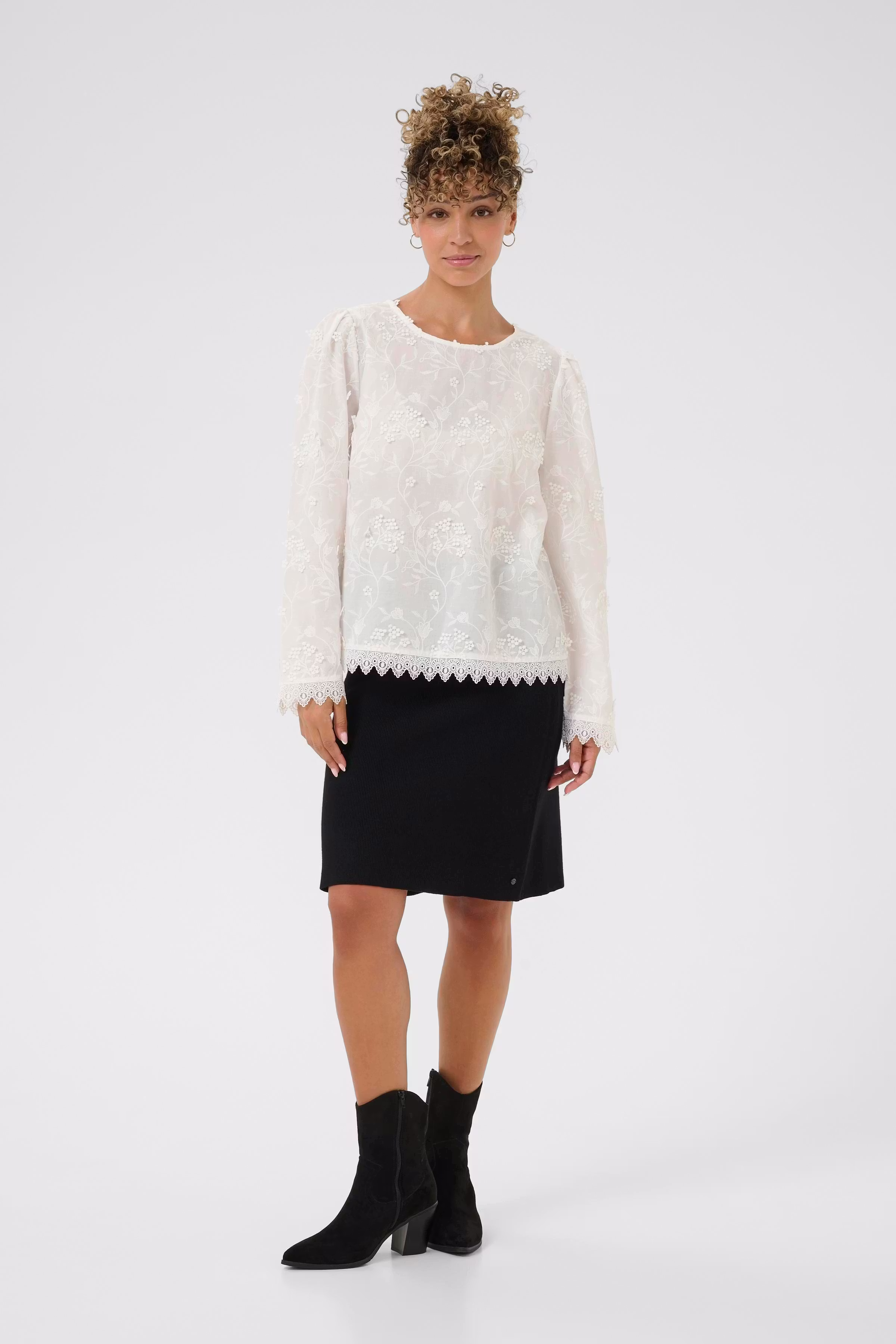CRHilda Blouse LOOKBOOK FRONT 10614155-110602