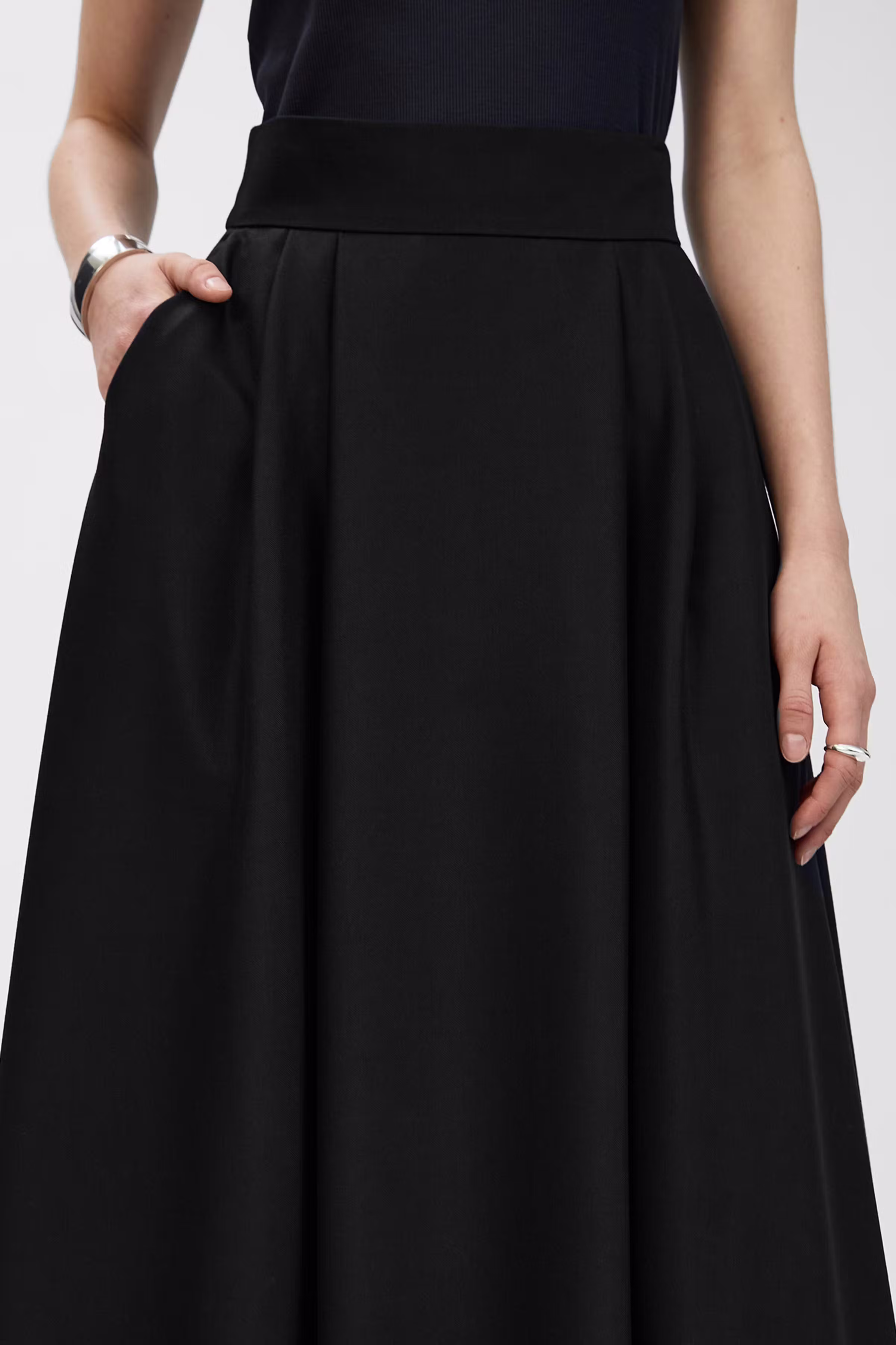 IO Skirt LOOKBOOK DETAIL 30600648-BK999