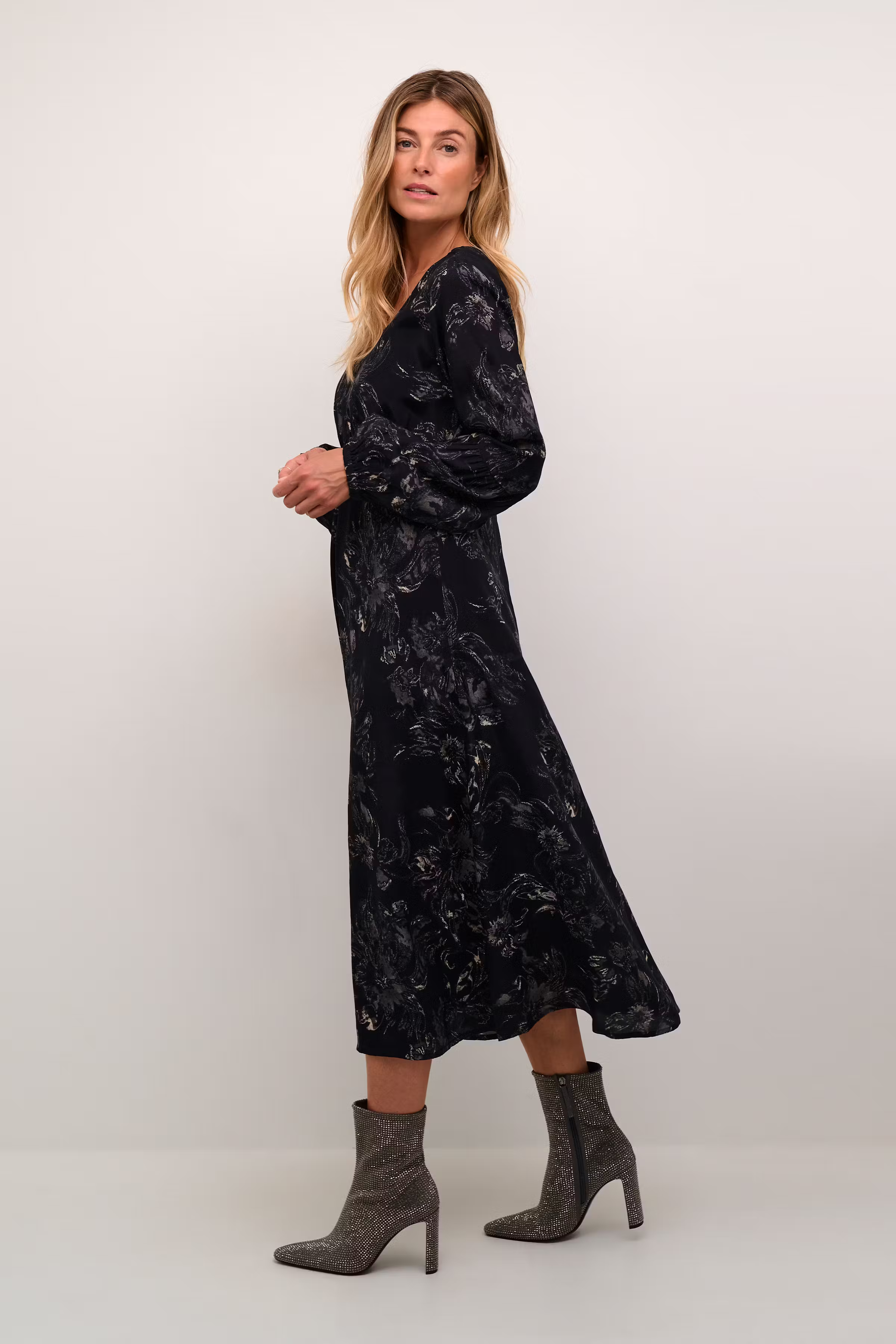 CRLova Dress LOOKBOOK FRONT 10612989-106894