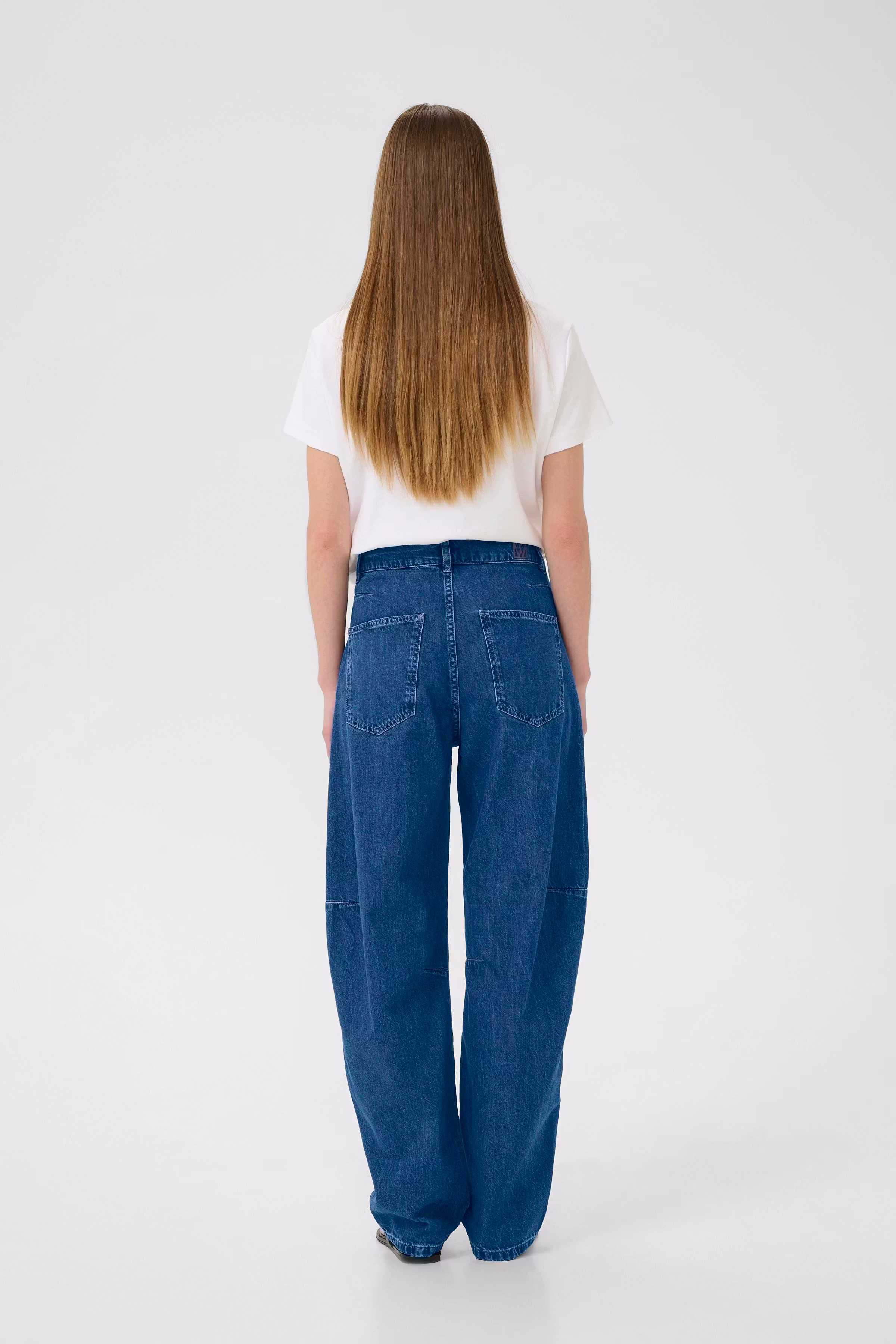 NaavaIW Barrel Jeans LOOKBOOK BACK 30110841-300325