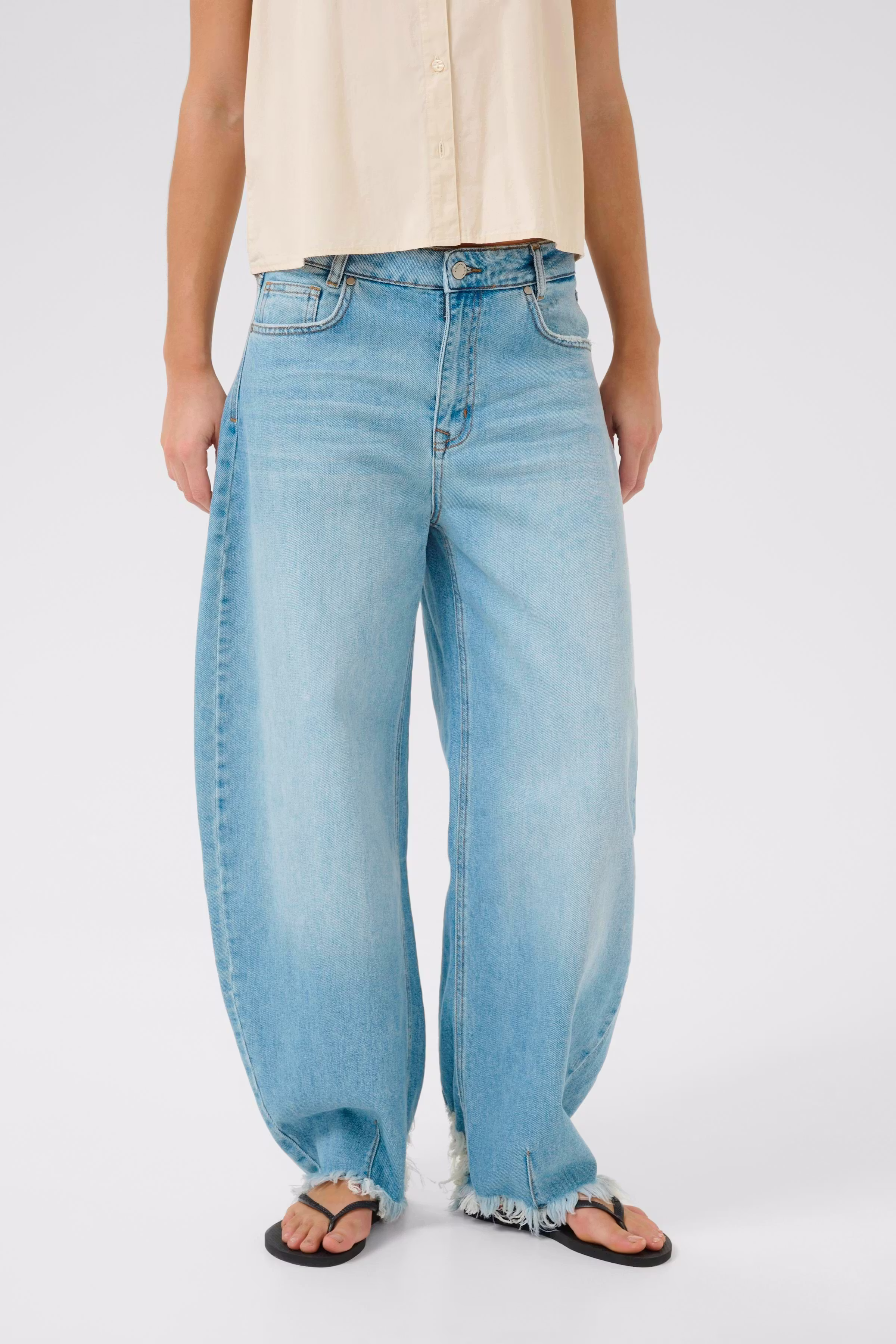 LucyMW Loose Barrel Jeans LOOKBOOK FRONT 10705259-100045
