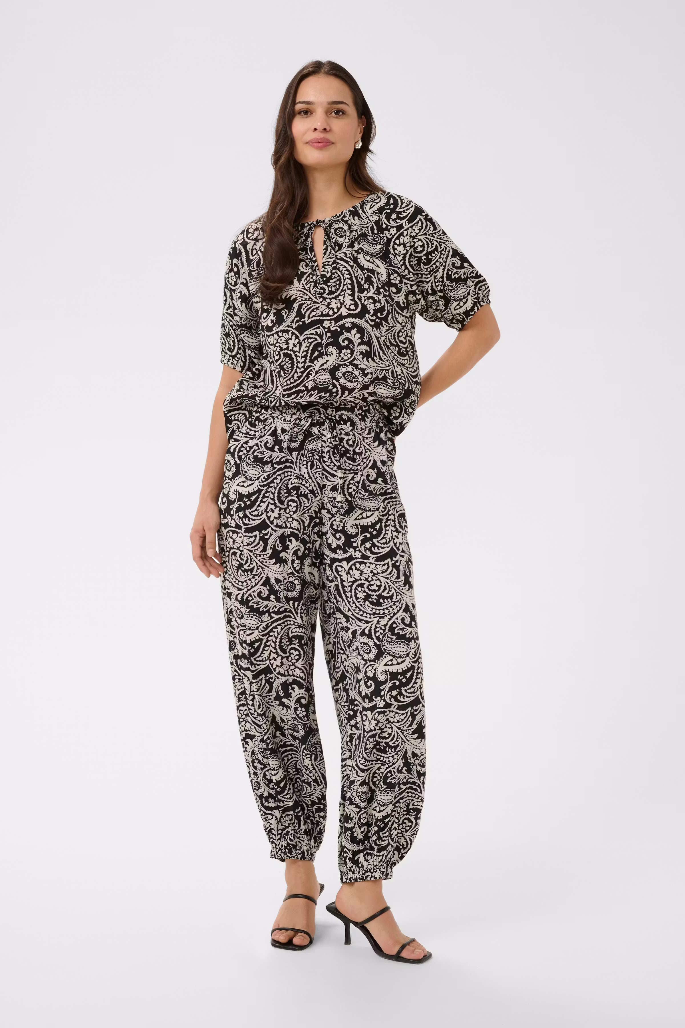 KAbella Broek LOOKBOOK FRONT 10511523-109282