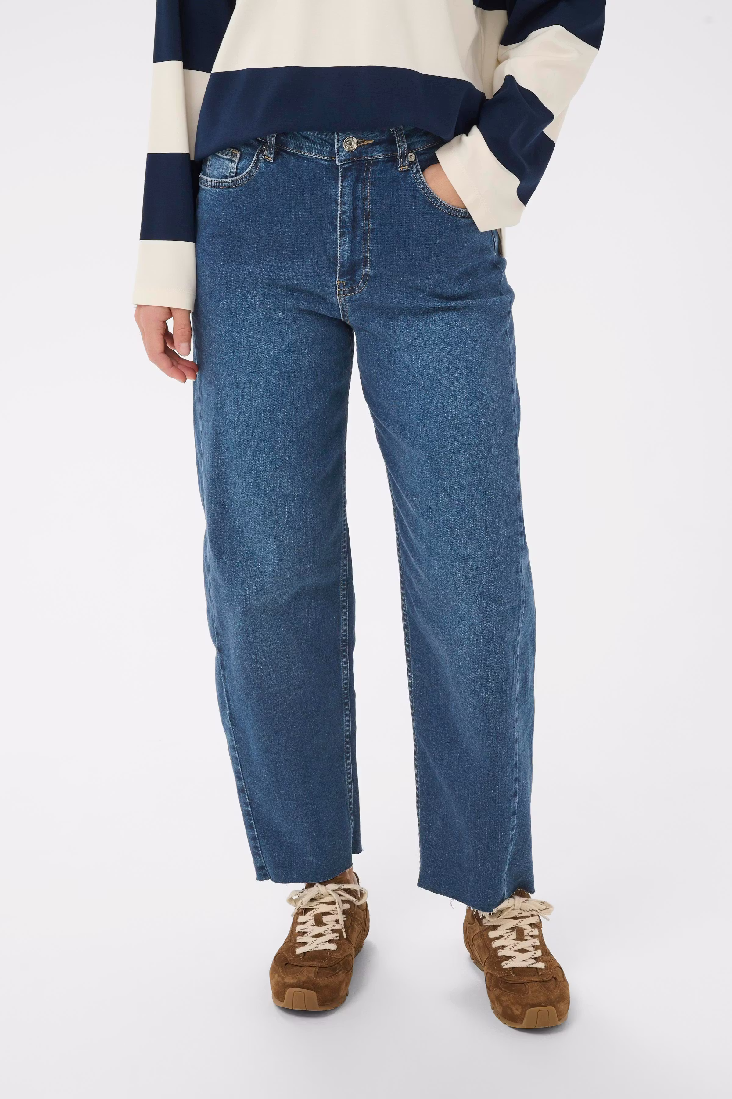 AdelenaPW Barrel Jeans LOOKBOOK FRONT 30310365-300157