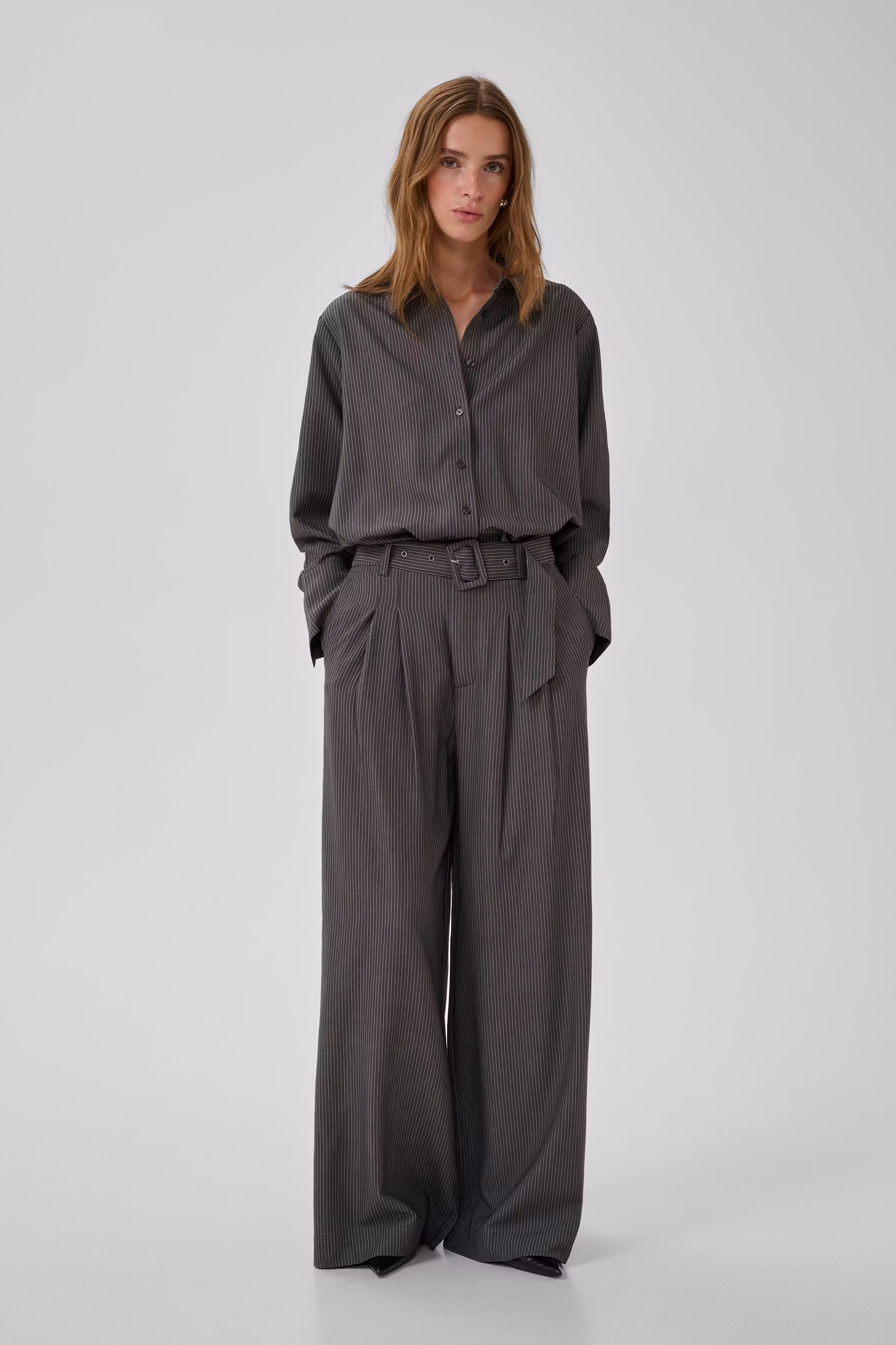 23 THE PINSTRIPED HIGH PANT LOOKBOOK FRONT 10705632-109599