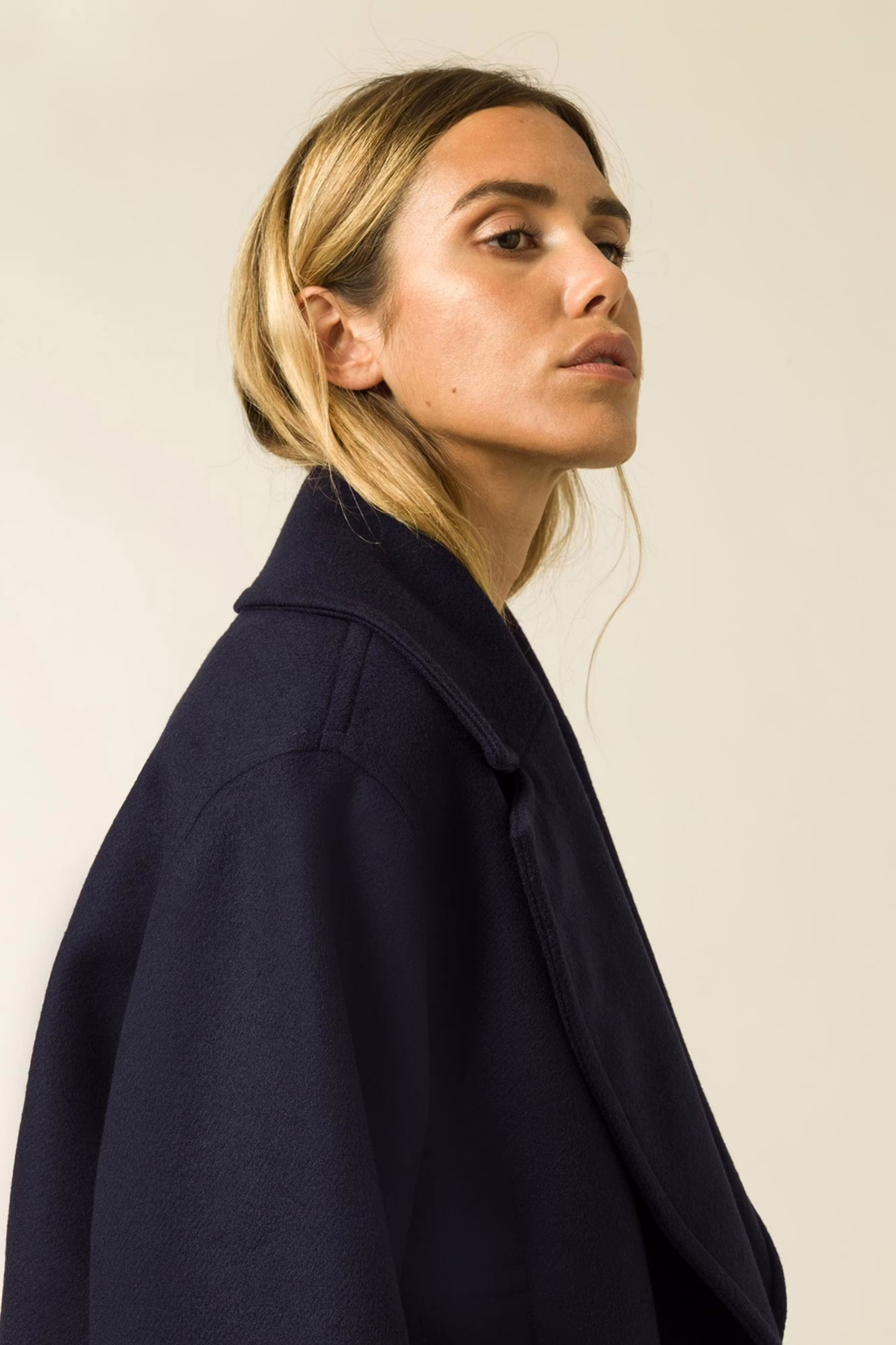 CARLY Mantel LOOKBOOK DETAIL 30600212-BL899