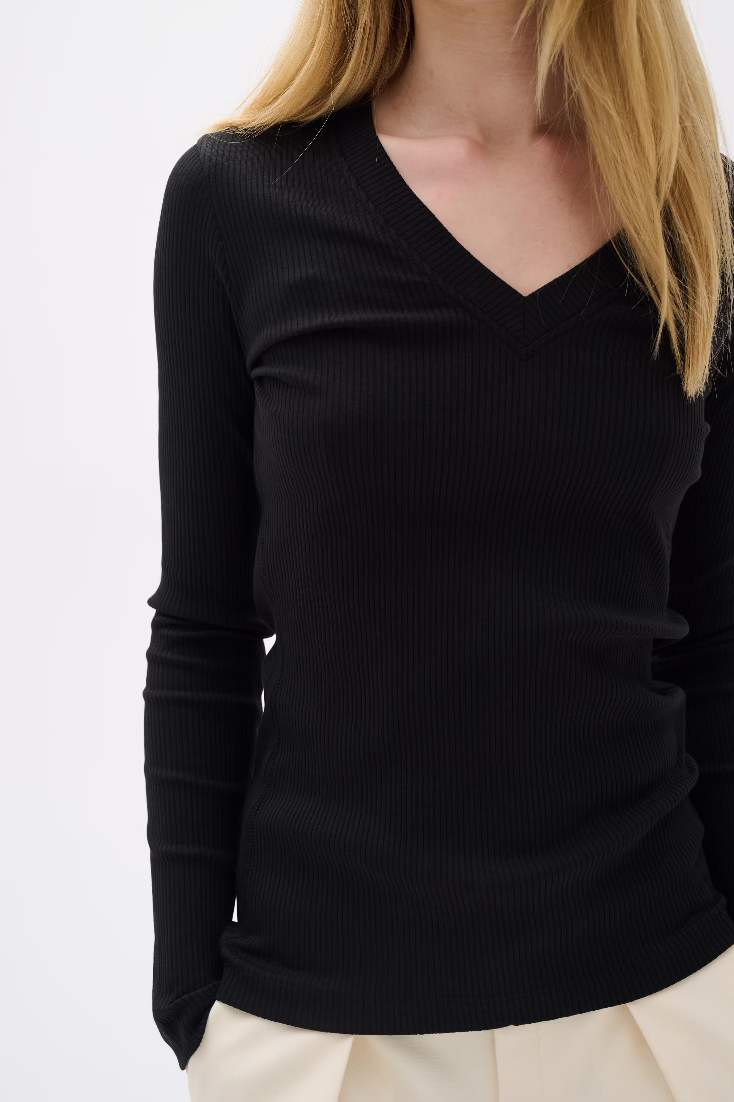 DagnaIW V-Neck T-shirt LOOKBOOK DETAIL 30109586-194008