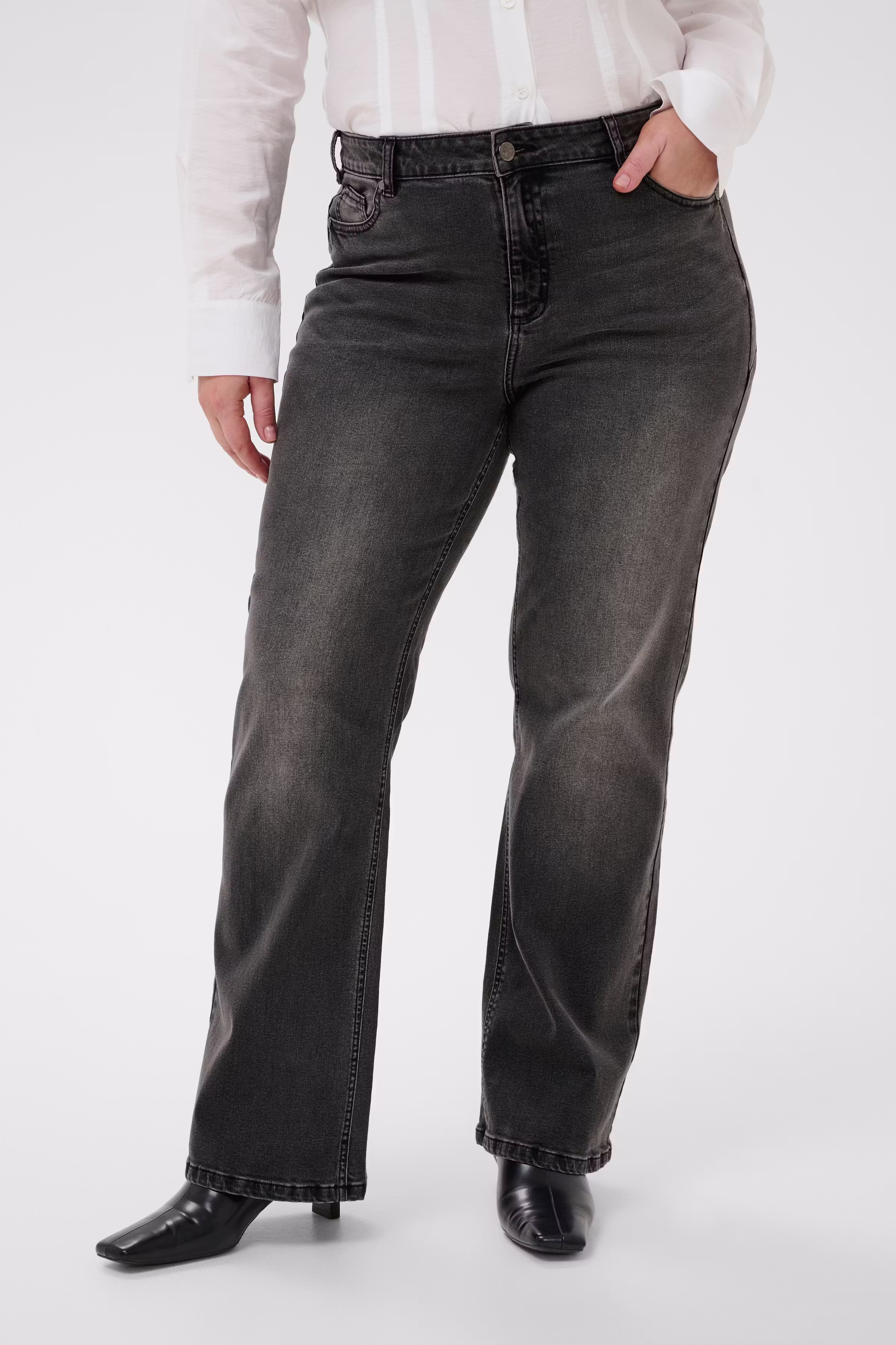KCflora Flared Jeans LOOKBOOK FRONT 10583712-108531